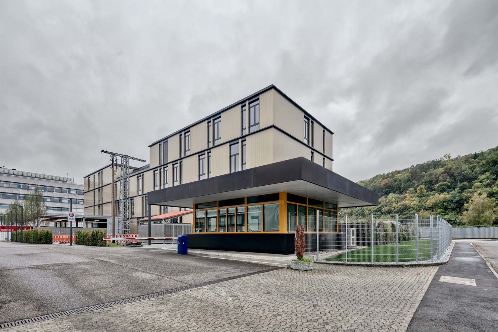 Centro de formación y perfeccionamiento para instaladores eléctricos por archis Architekten + Ingenieure GmbH, Luis Machuca & Asociados. Fotografía por Nikolay Kazakov