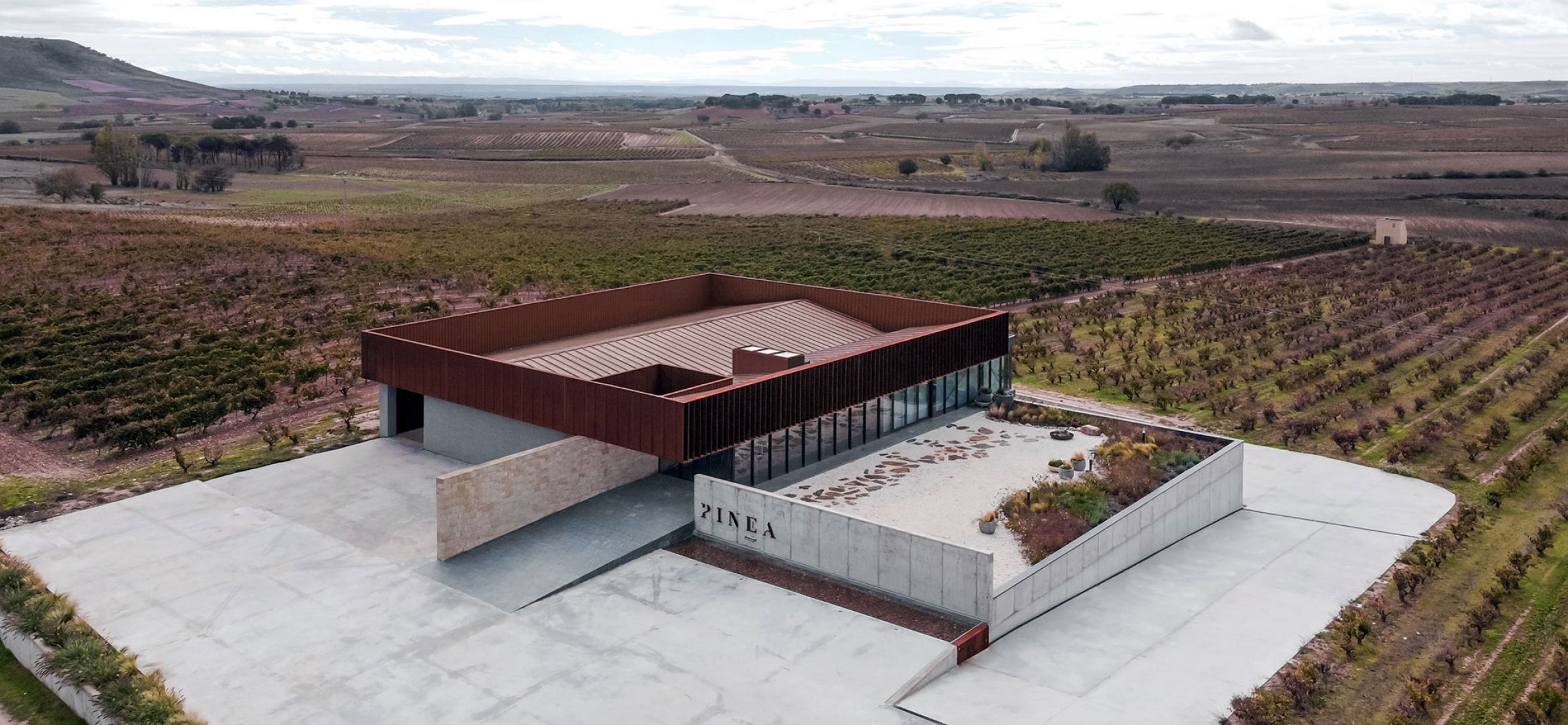 Wine cellar extension for PINEA WINE by Arias Garrido Arquitectos. Photograph by Ruheca.