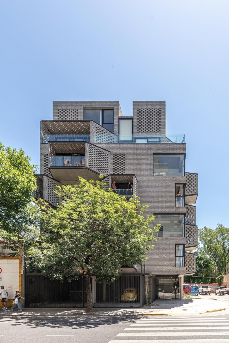Edificio M 5605 por Arqtipo. Fotografía por Federico Kulekdjian.
