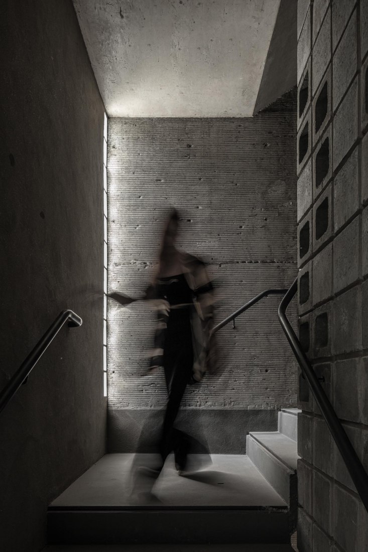 Edificio M 5605 por Arqtipo. Fotografía por Federico Kulekdjian.