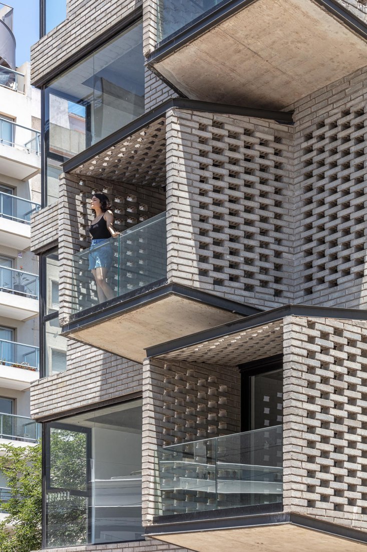Edificio M 5605 por Arqtipo. Fotografía por Federico Kulekdjian.