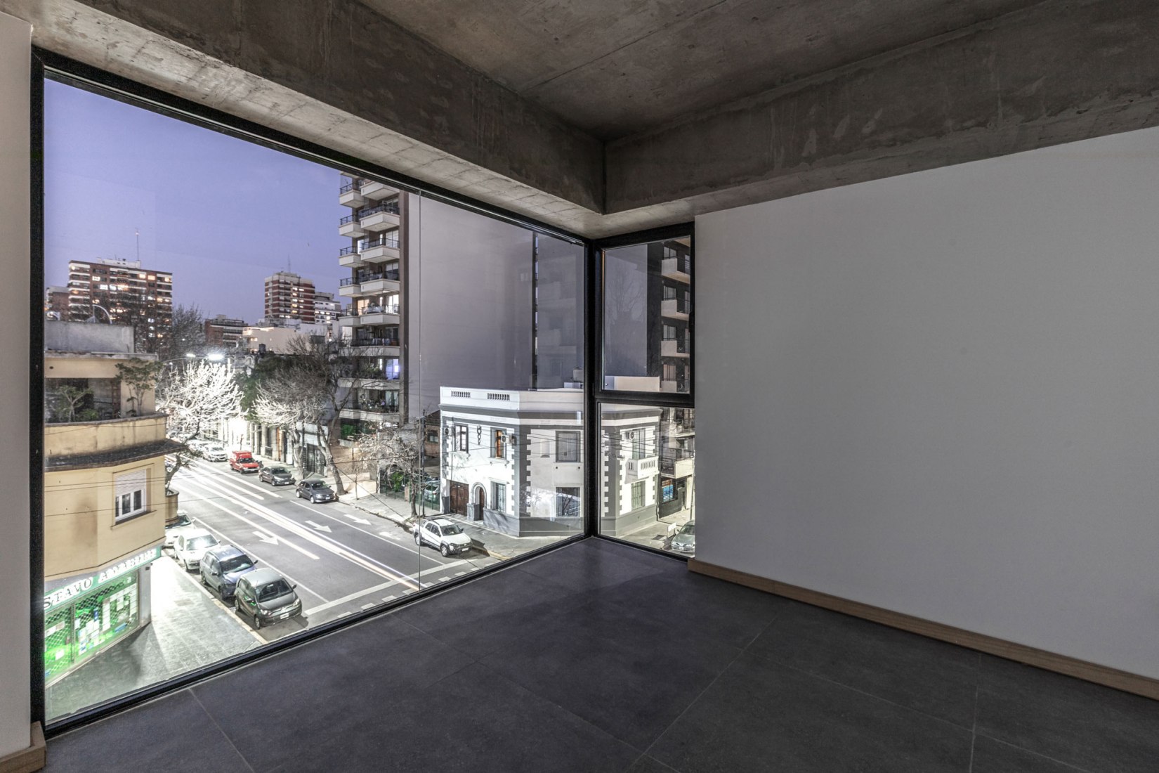 Edificio M 5605 por Arqtipo. Fotografía por Federico Kulekdjian.