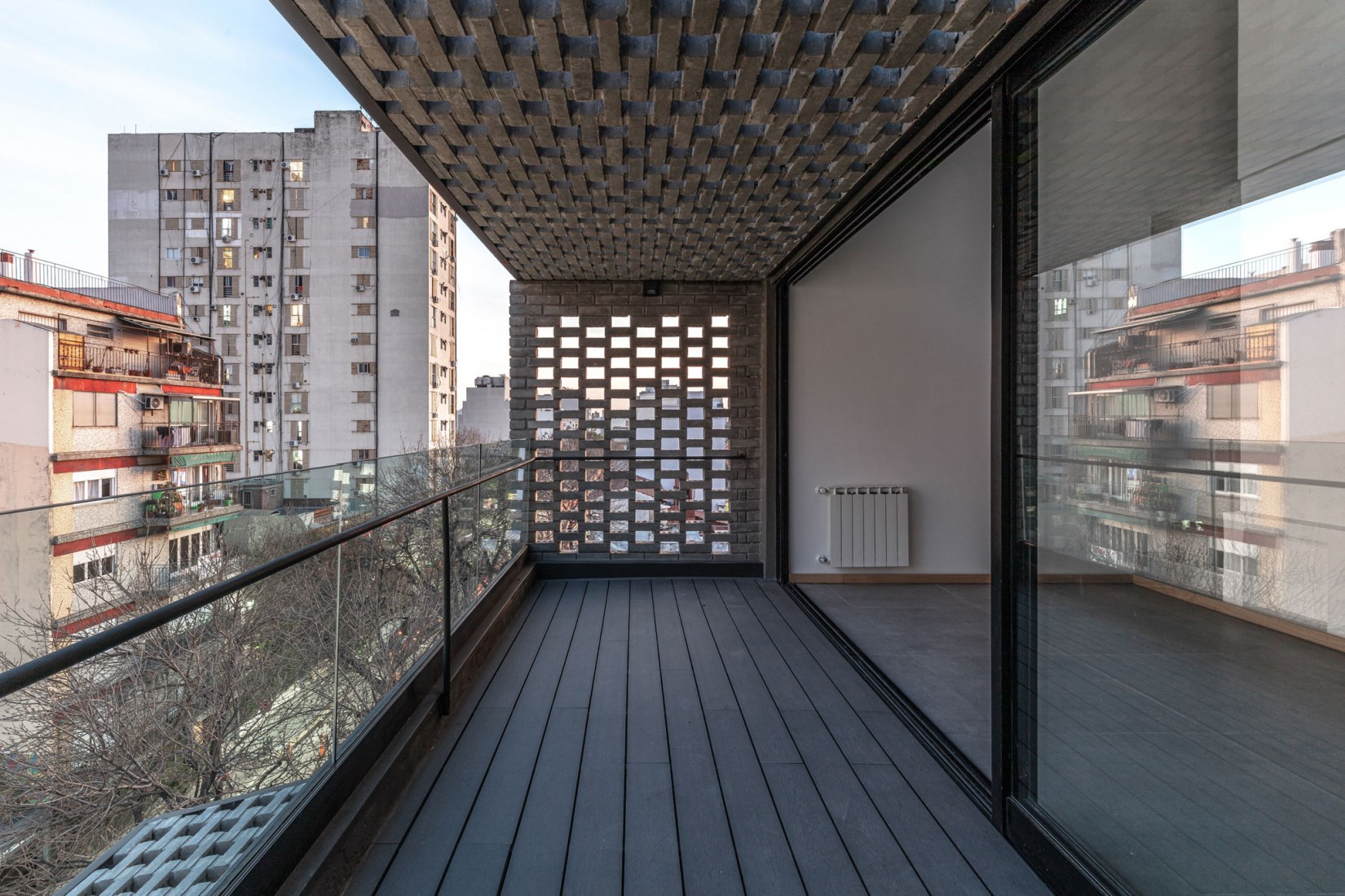 Edificio M 5605 por Arqtipo. Fotografía por Federico Kulekdjian.