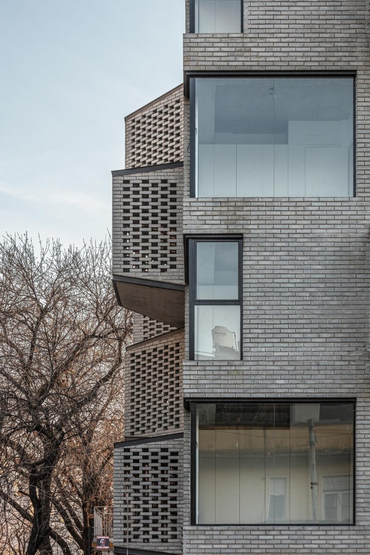 Edificio M 5605 por Arqtipo. Fotografía por Federico Kulekdjian.