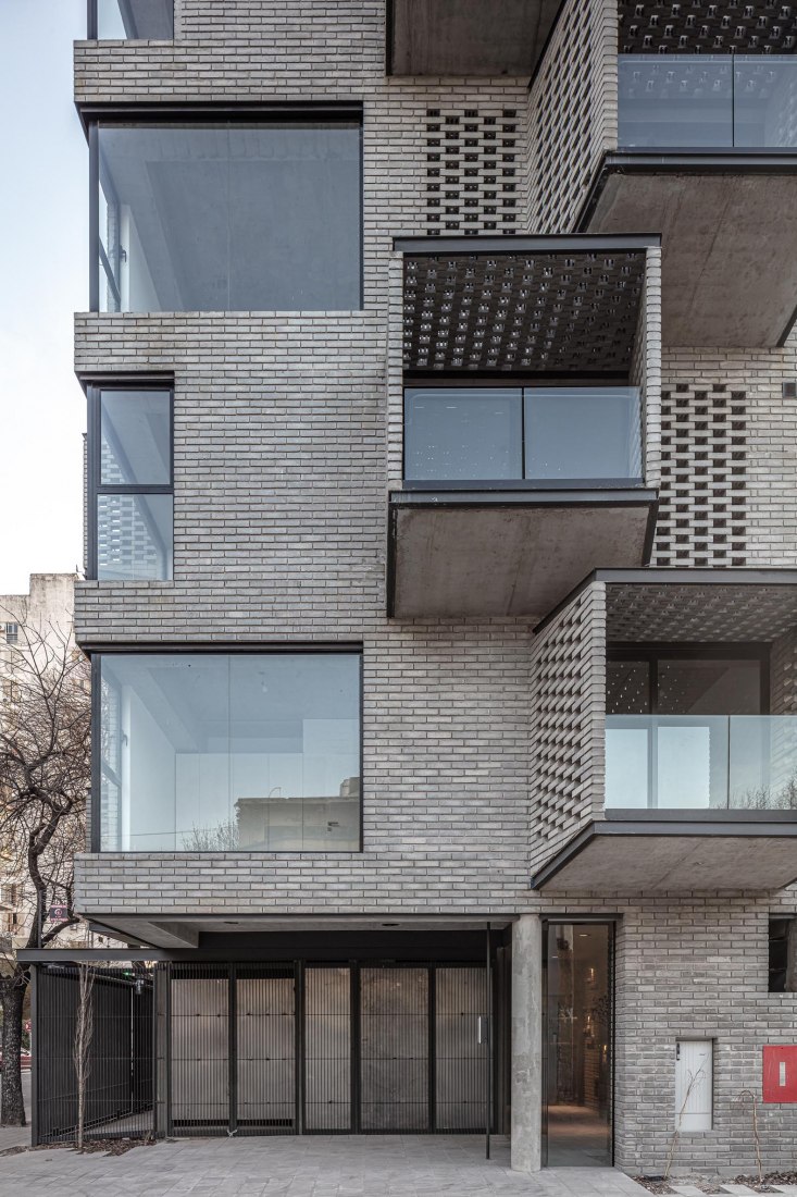 Edificio M 5605 por Arqtipo. Fotografía por Federico Kulekdjian.