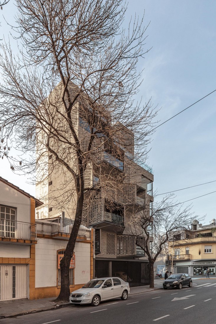 Edificio M 5605 por Arqtipo. Fotografía por Federico Kulekdjian.
