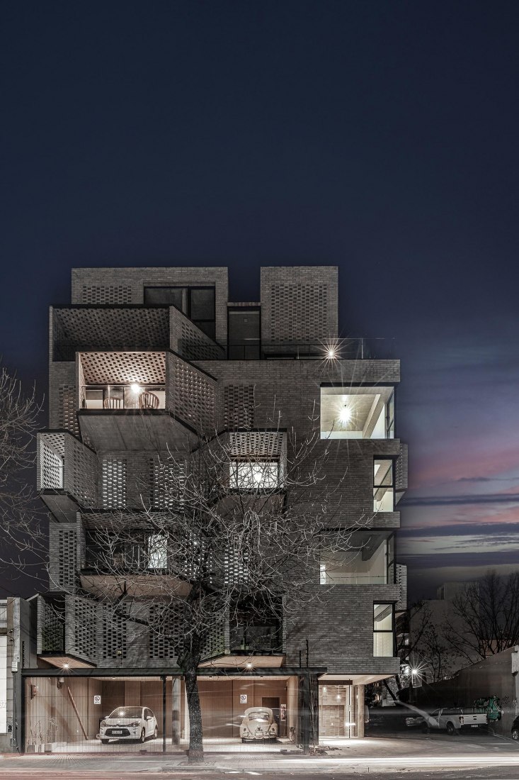Edificio M 5605 por Arqtipo. Fotografía por Federico Kulekdjian.