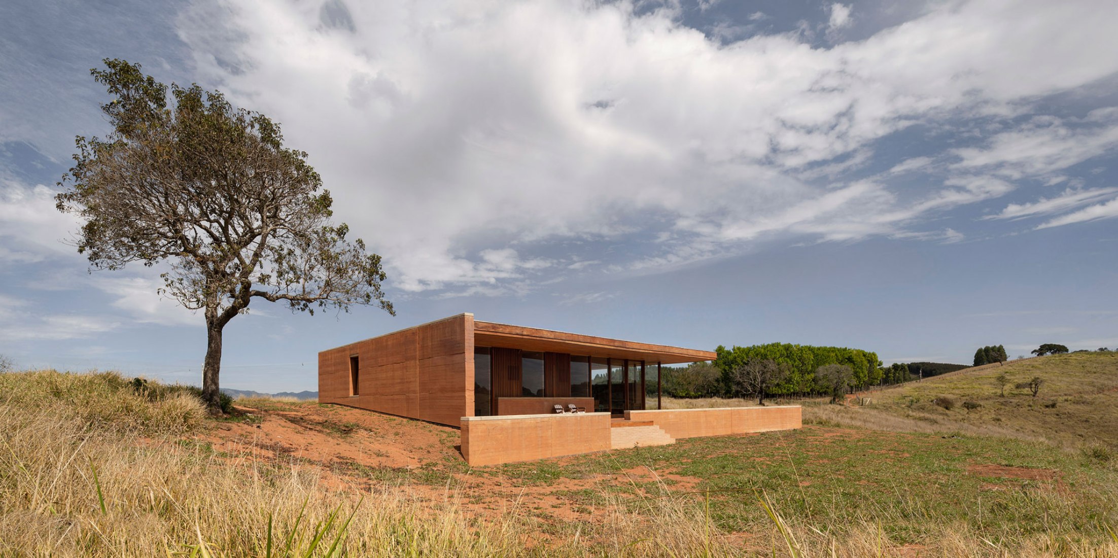 Casa en Cunha por Arquipélago Arquitetos. Fotografía por Federico Cairoli