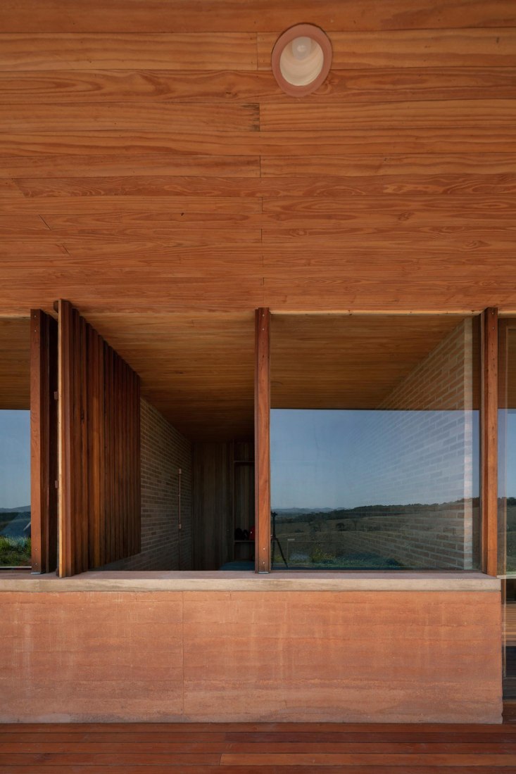 Casa en Cunha por Arquipélago Arquitetos. Fotografía por Federico Cairoli
