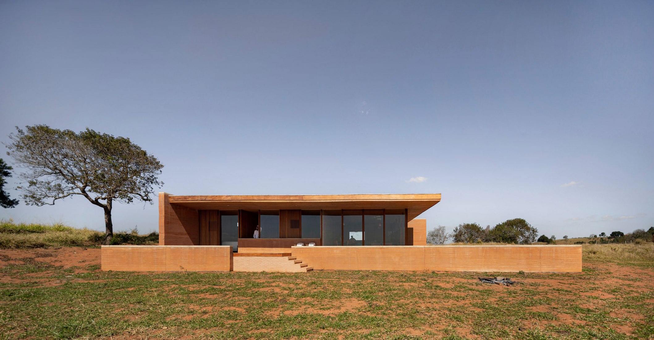 Casa en Cunha por Arquipélago Arquitetos. Fotografía por Federico Cairoli