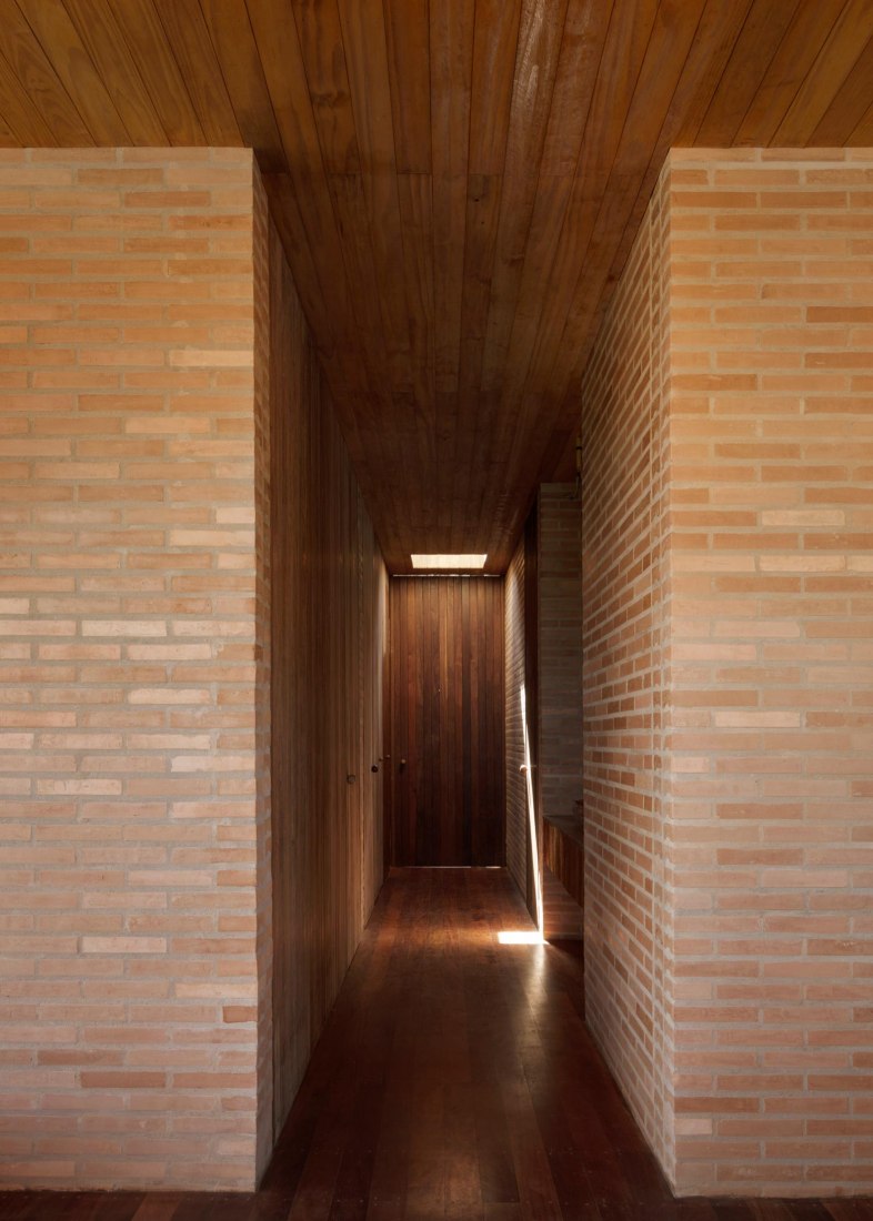 Casa en Cunha por Arquipélago Arquitetos. Fotografía por Federico Cairoli