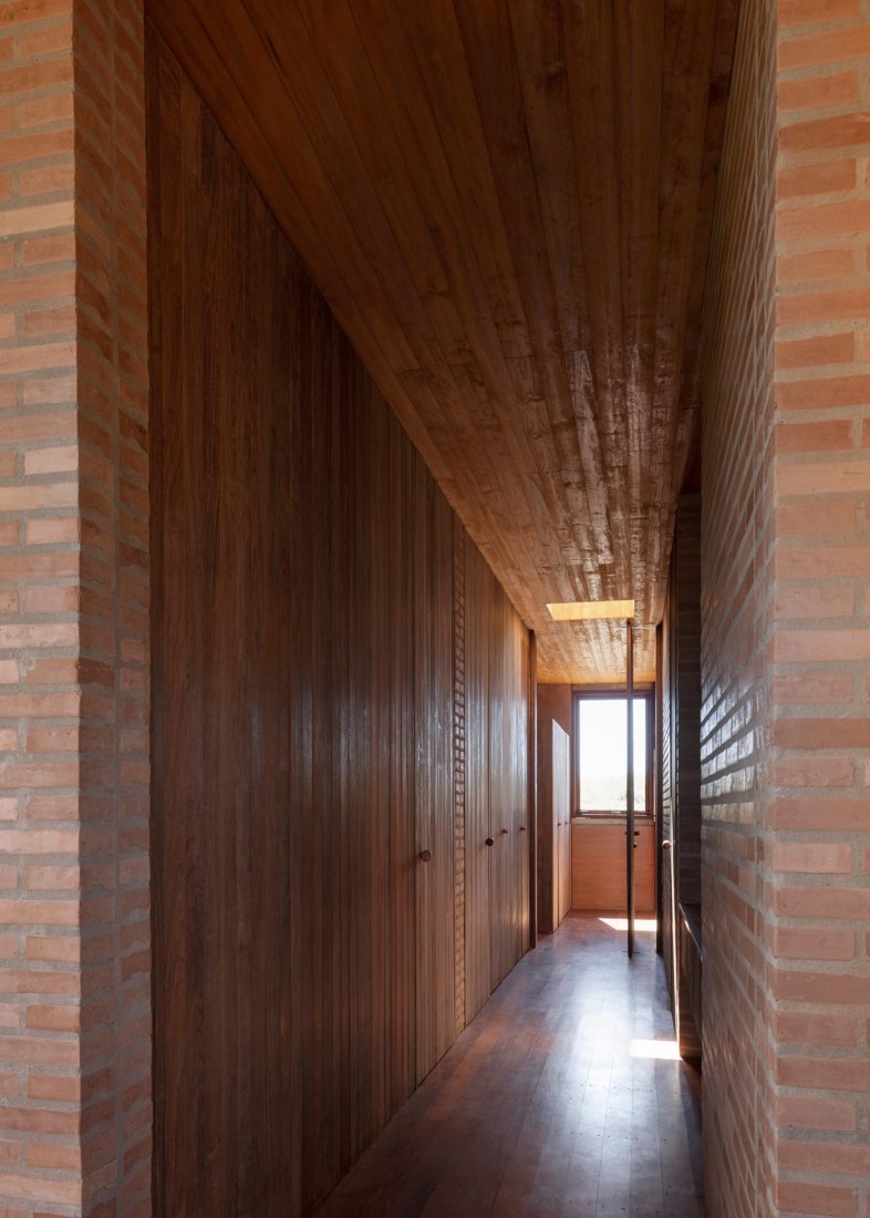 Casa en Cunha por Arquipélago Arquitetos. Fotografía por Federico Cairoli