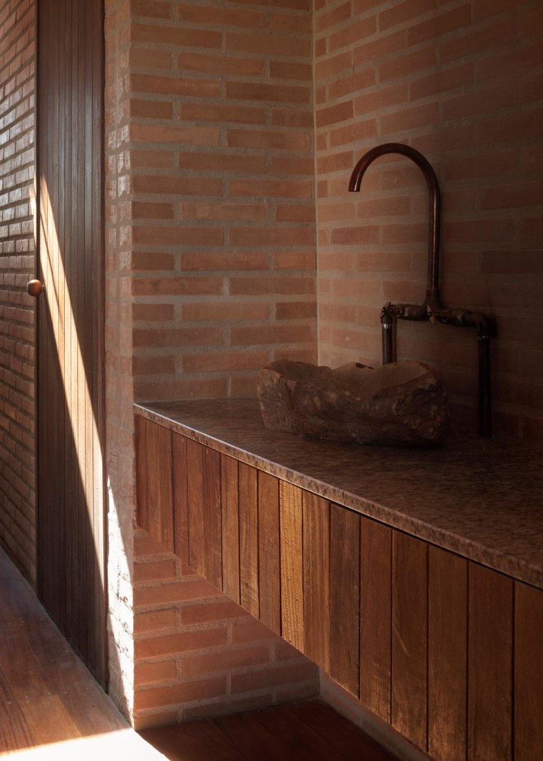 Casa en Cunha por Arquipélago Arquitetos. Fotografía por Federico Cairoli