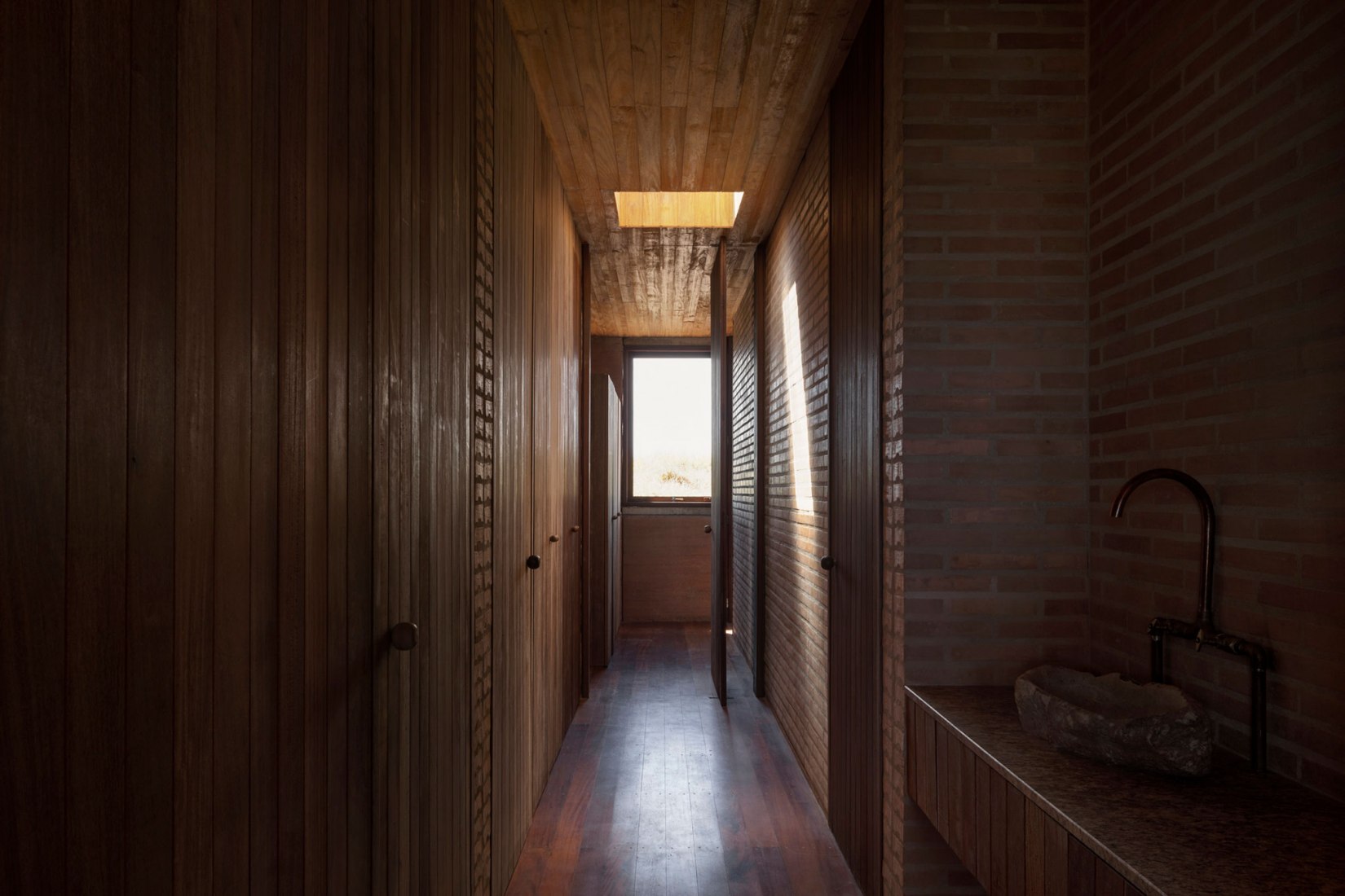 Casa en Cunha por Arquipélago Arquitetos. Fotografía por Federico Cairoli