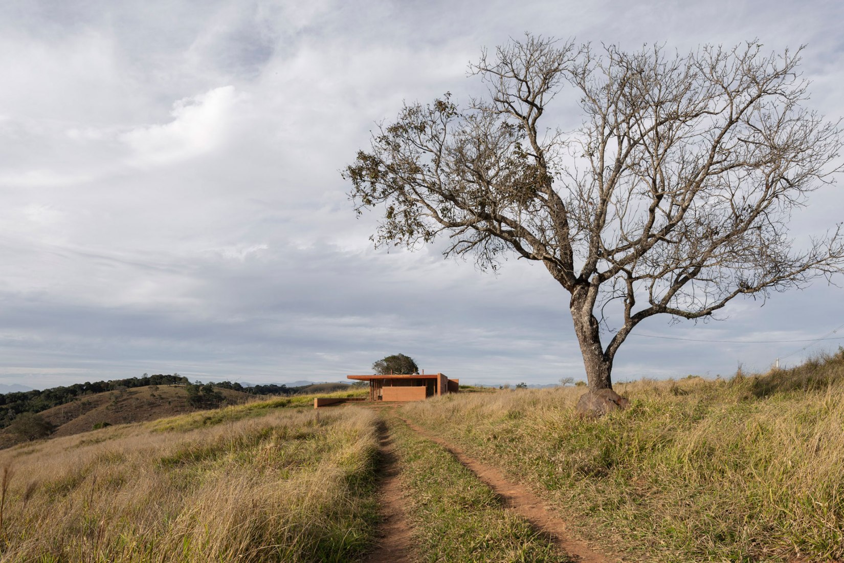 Casa en Cunha por Arquipélago Arquitetos. Fotografía por Federico Cairoli
