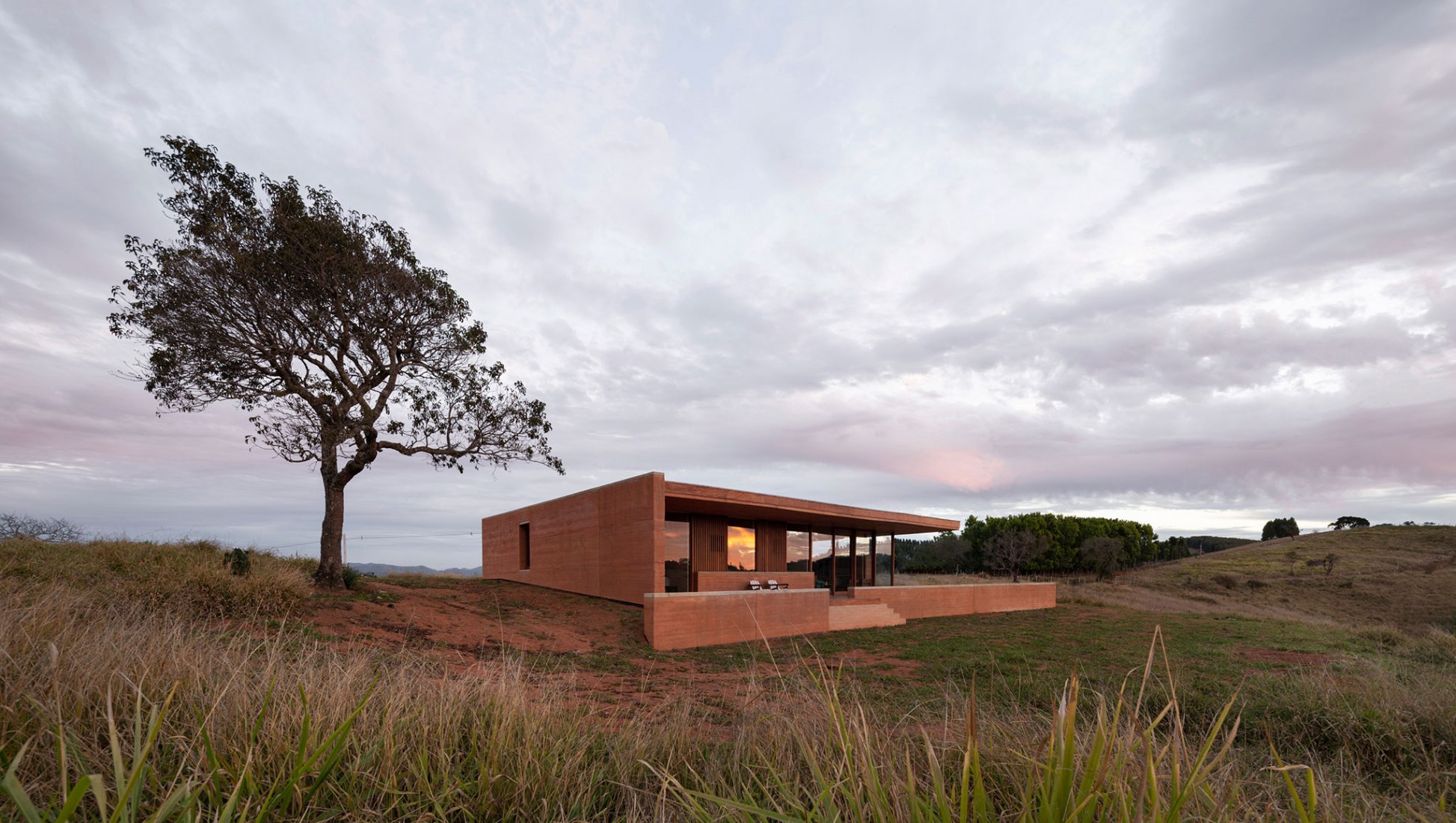 Casa en Cunha por Arquipélago Arquitetos. Fotografía por Federico Cairoli