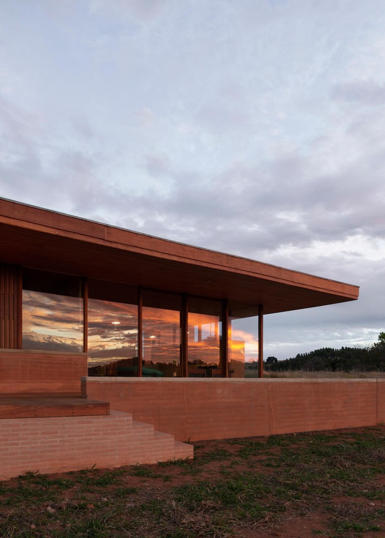 Casa en Cunha por Arquipélago Arquitetos. Fotografía por Federico Cairoli