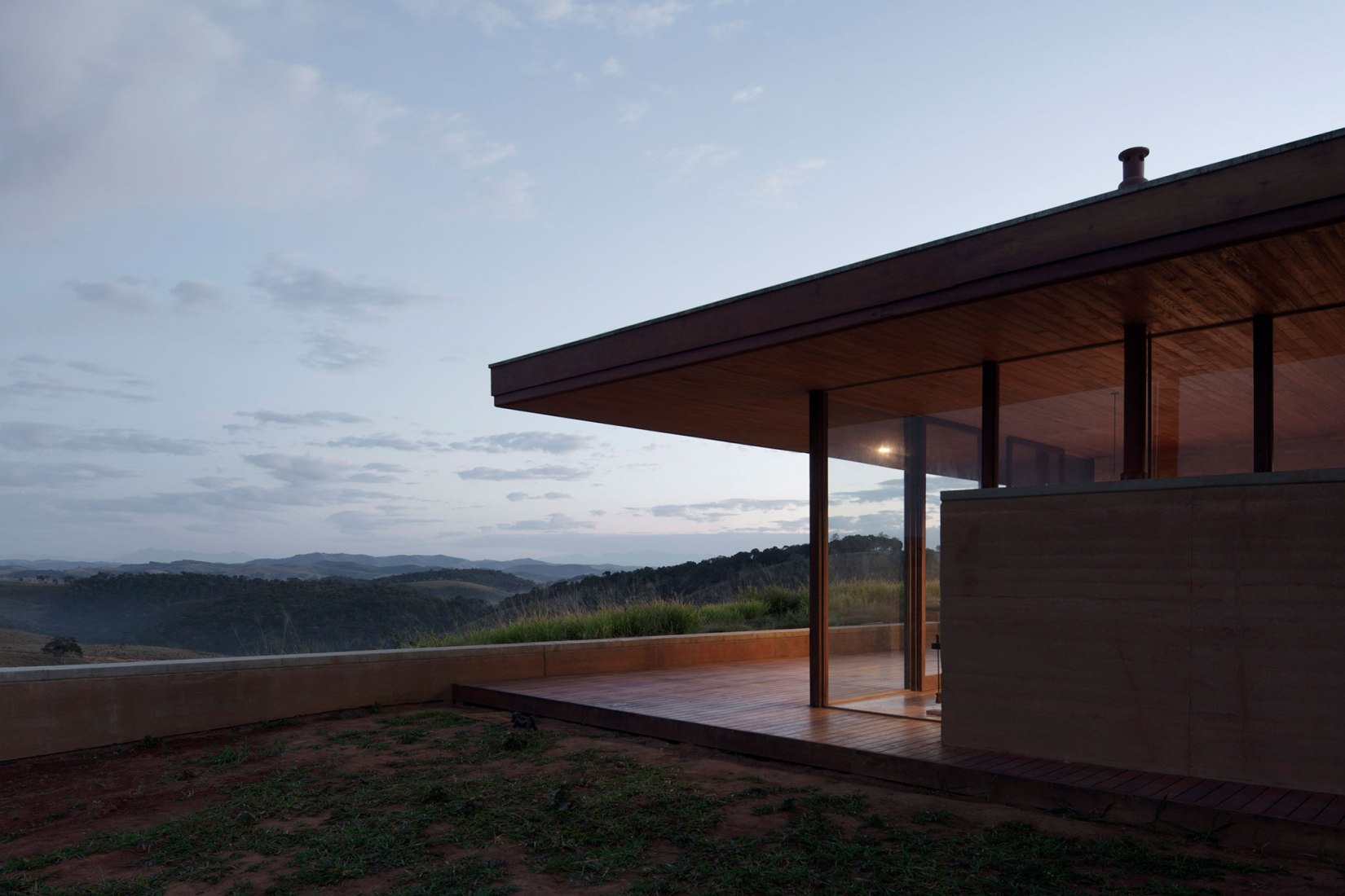 Casa en Cunha por Arquipélago Arquitetos. Fotografía por Federico Cairoli