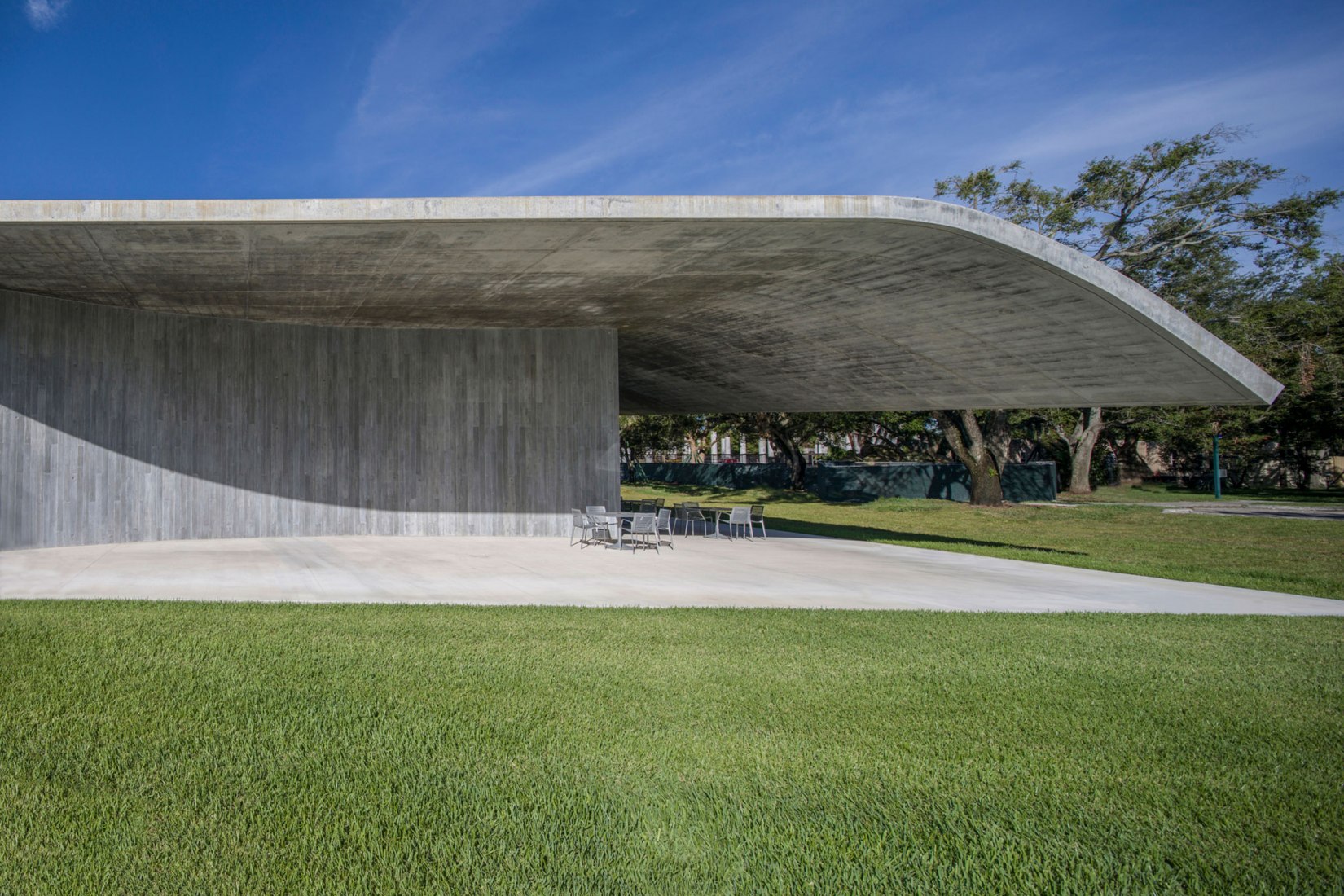 Edificio de estudio Thomas P. Murphy para la Escuela de Arquitectura de la Universidad de Miami por Arquitectonica. Fotografía por Robin Hill