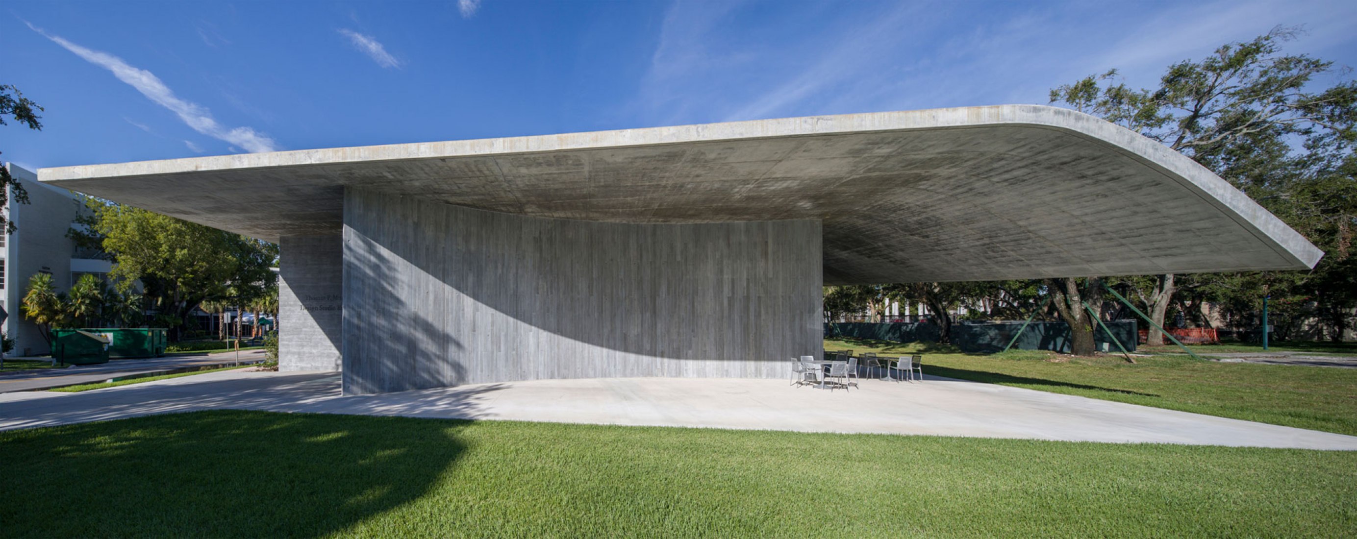 Edificio de estudio Thomas P. Murphy para la Escuela de Arquitectura de la Universidad de Miami por Arquitectonica. Fotografía por Robin Hill