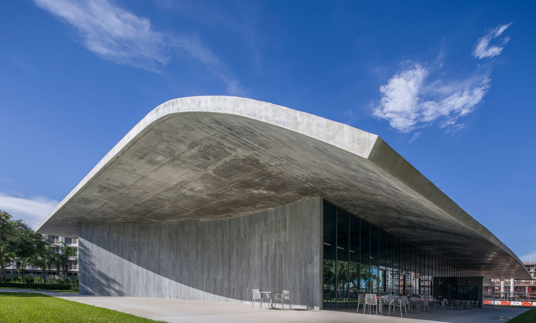 Edificio de estudio Thomas P. Murphy para la Escuela de Arquitectura de la Universidad de Miami por Arquitectonica. Fotografía por Robin Hill