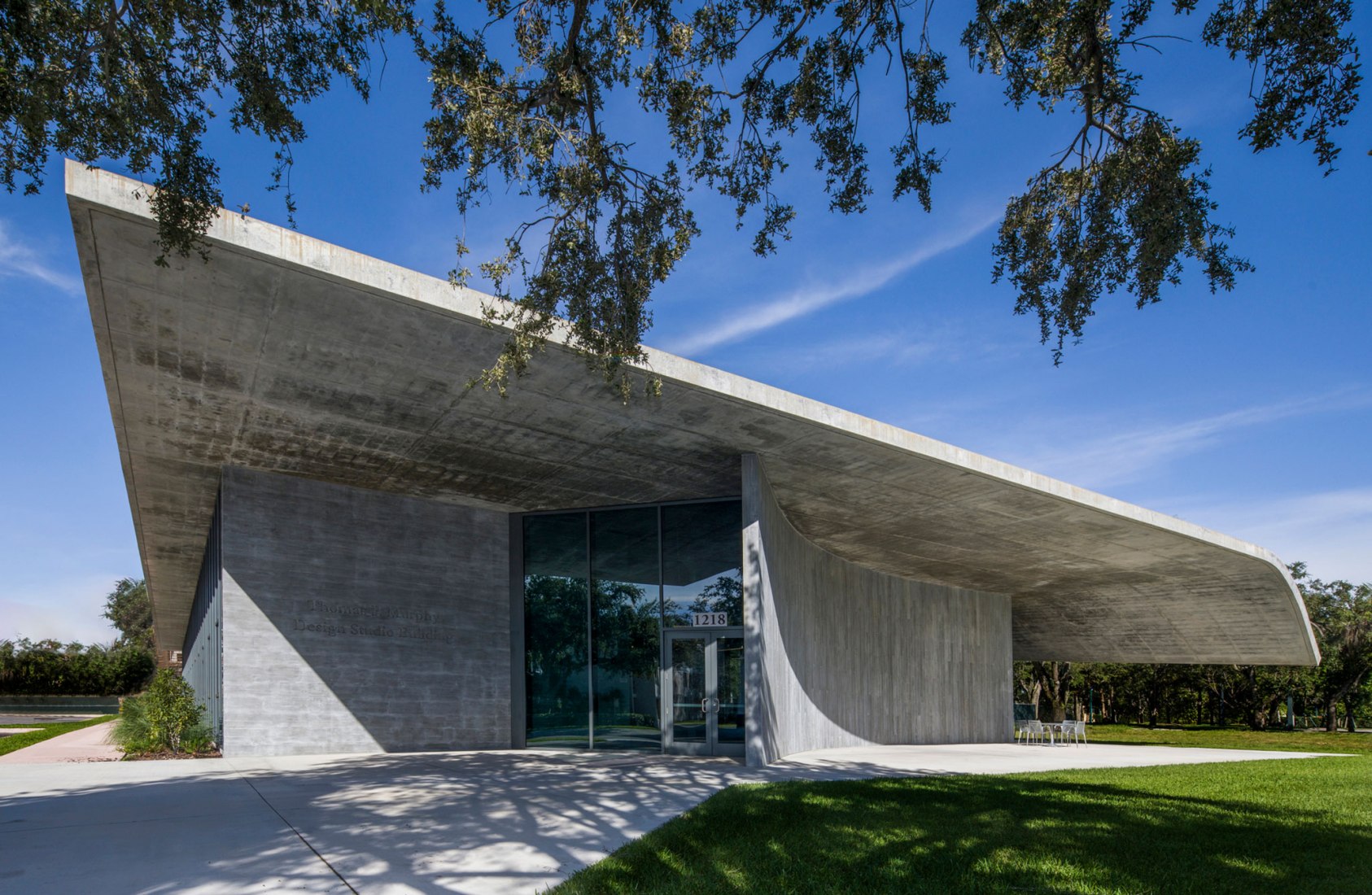 Edificio de estudio Thomas P. Murphy para la Escuela de Arquitectura de la Universidad de Miami por Arquitectonica. Fotografía por Robin Hill