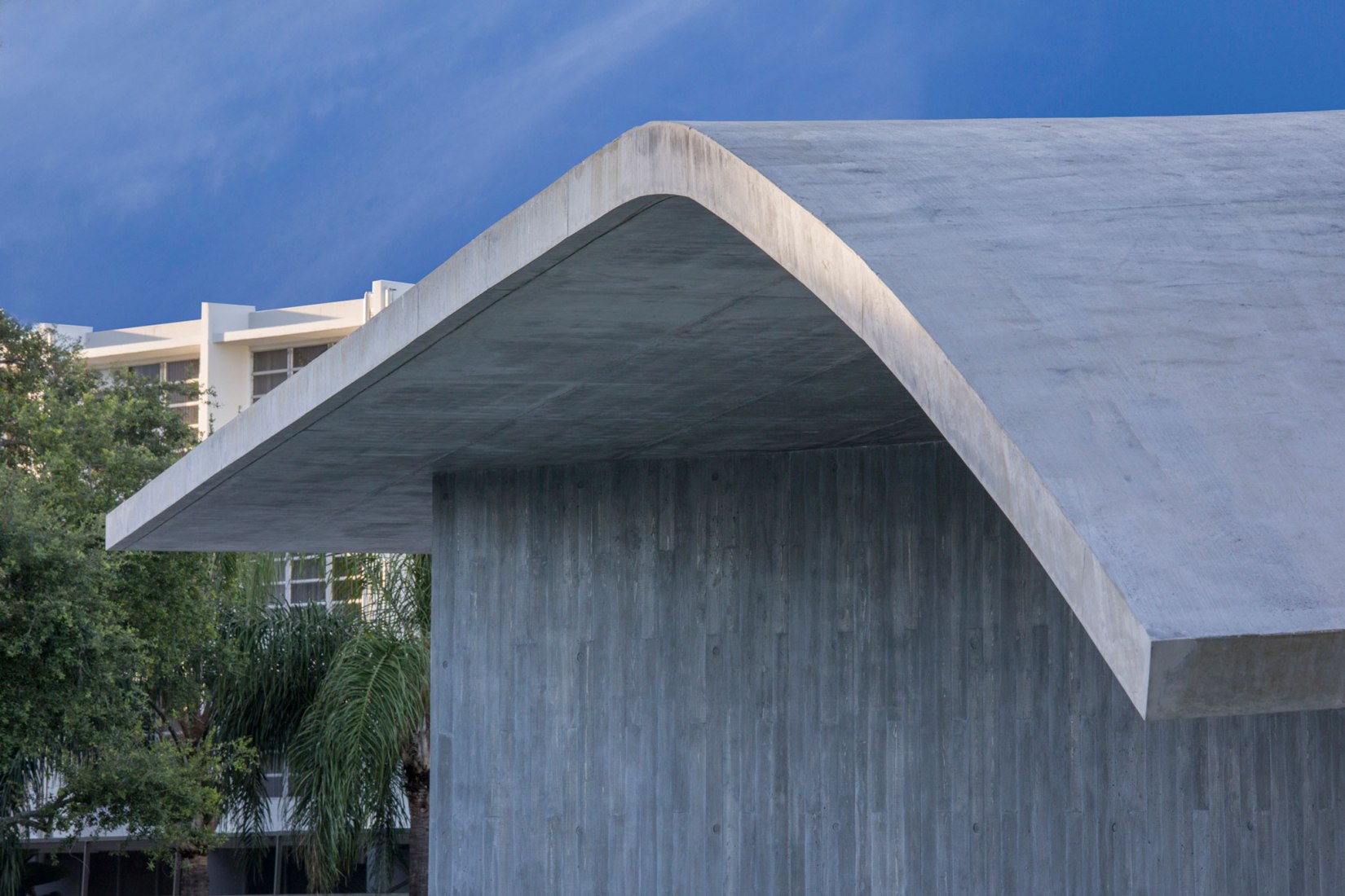 Edificio de estudio Thomas P. Murphy para la Escuela de Arquitectura de la Universidad de Miami por Arquitectonica. Fotografía por Robin Hill