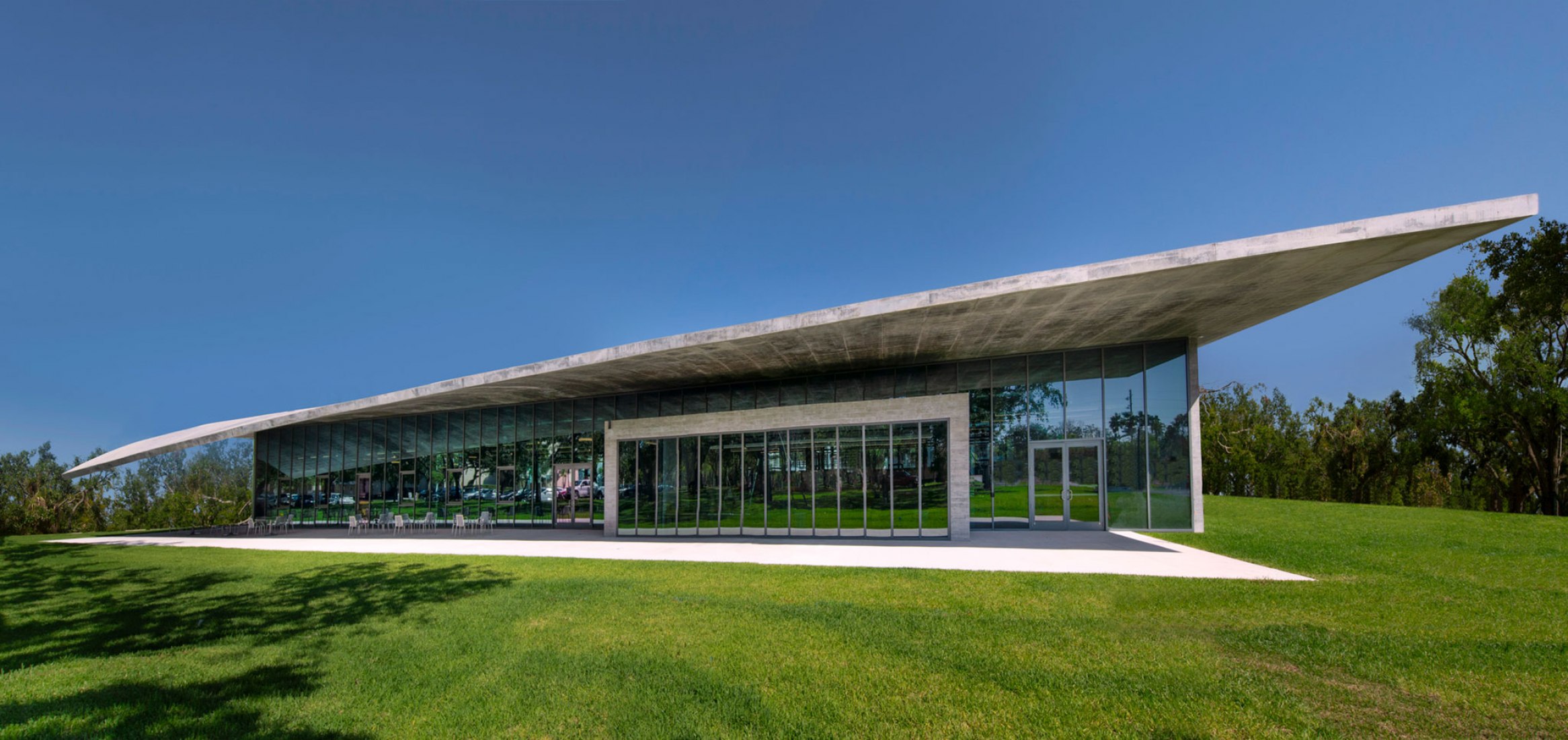 Edificio de estudio Thomas P. Murphy para la Escuela de Arquitectura de la Universidad de Miami por Arquitectonica. Fotografía por Miami In Focus