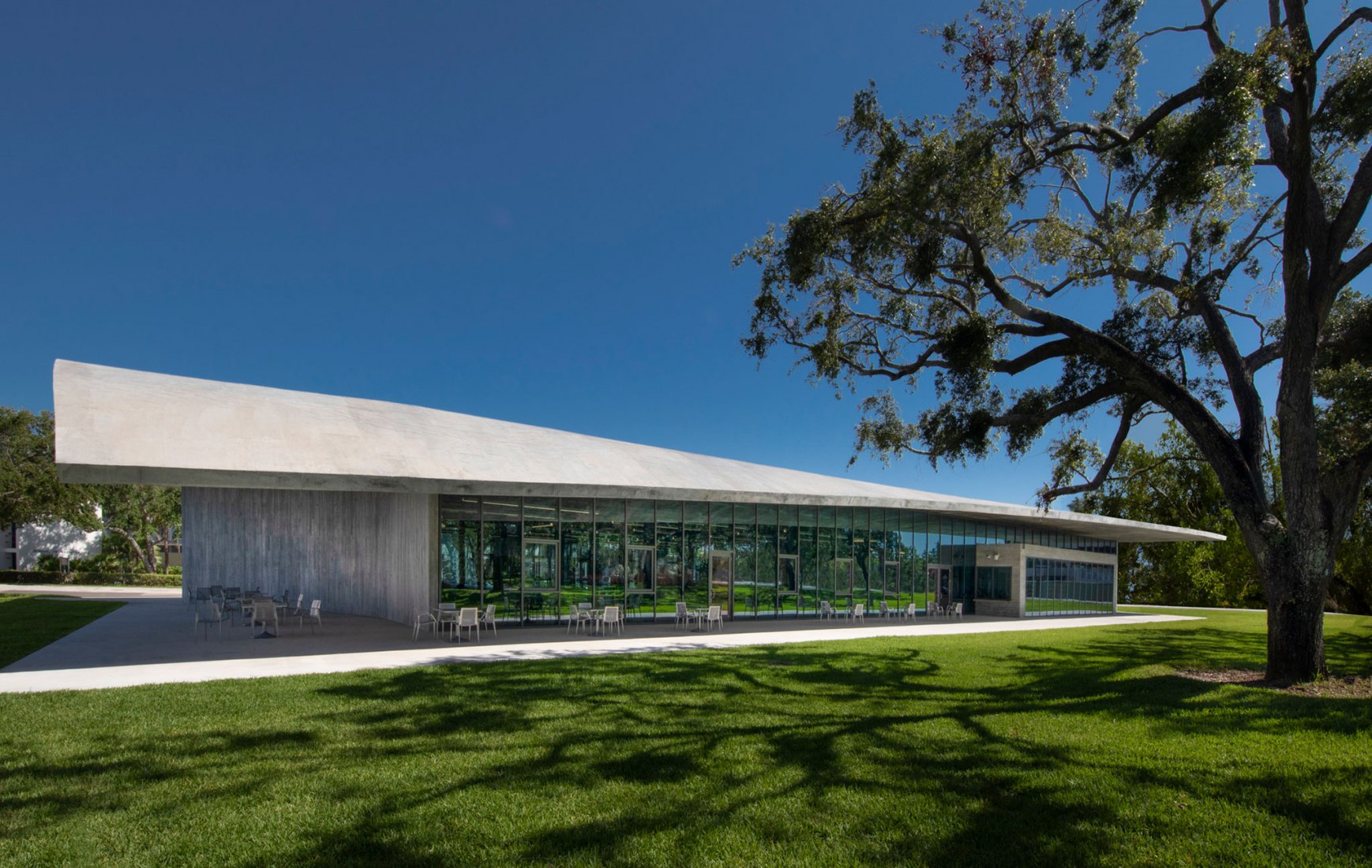 Edificio de estudio Thomas P. Murphy para la Escuela de Arquitectura de la Universidad de Miami por Arquitectonica. Fotografía por Miami In Focus