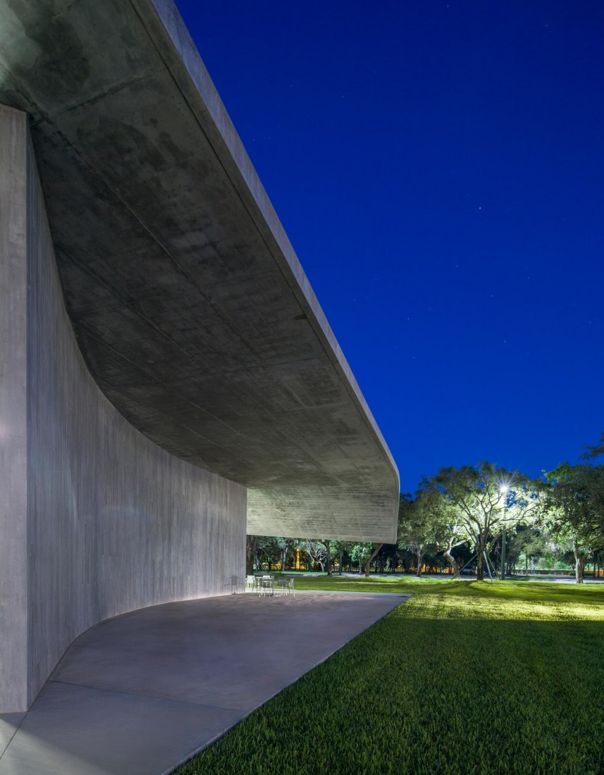 Edificio de estudio Thomas P. Murphy para la Escuela de Arquitectura de la Universidad de Miami por Arquitectonica. Fotografía por Robin Hill