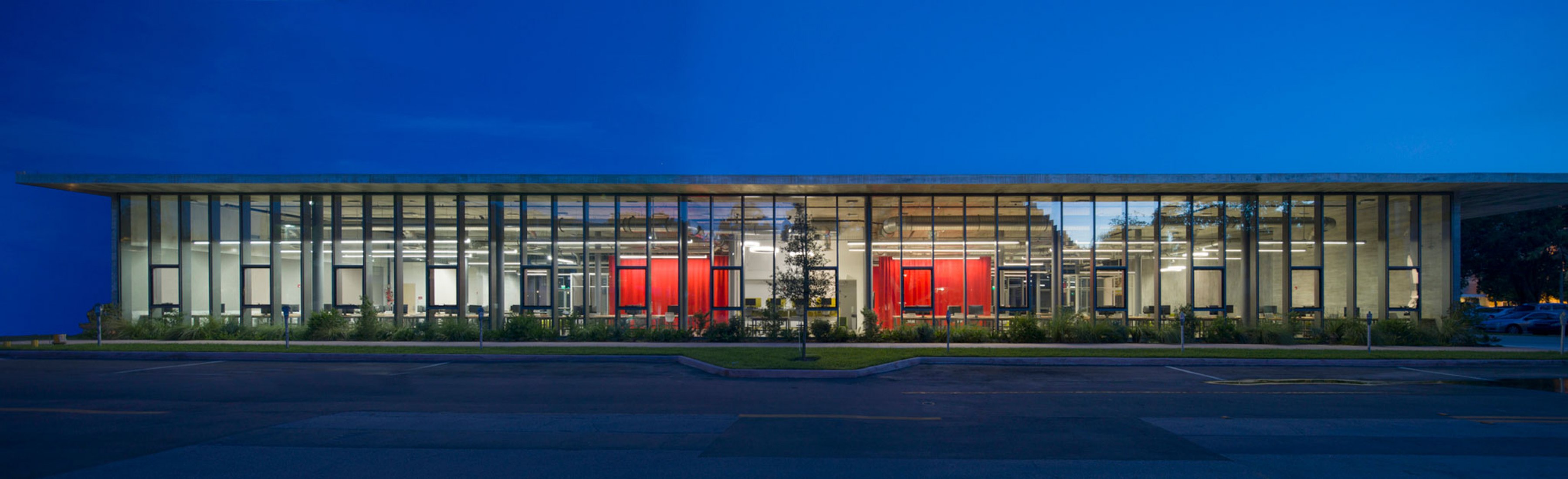 Edificio de estudio Thomas P. Murphy para la Escuela de Arquitectura de la Universidad de Miami por Arquitectonica. Fotografía por Robin Hill