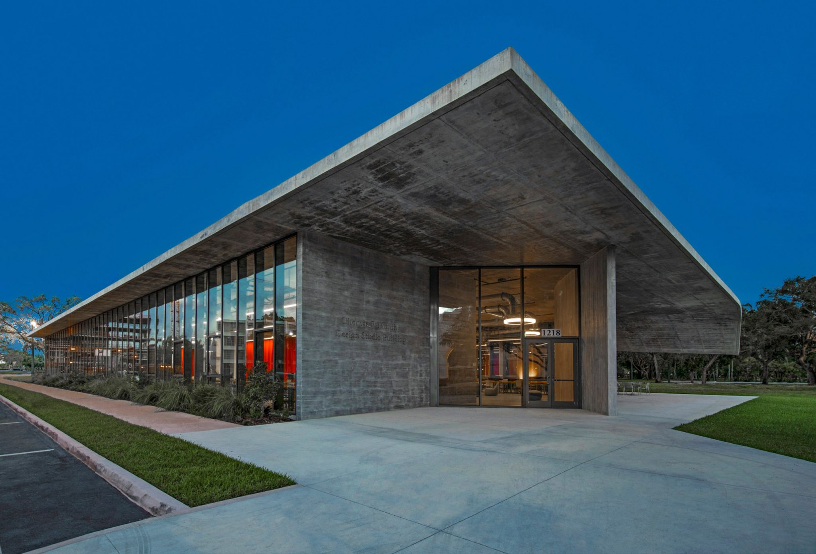 Edificio de estudio Thomas P. Murphy para la Escuela de Arquitectura de la Universidad de Miami por Arquitectonica. Fotografía por Miami In Focus