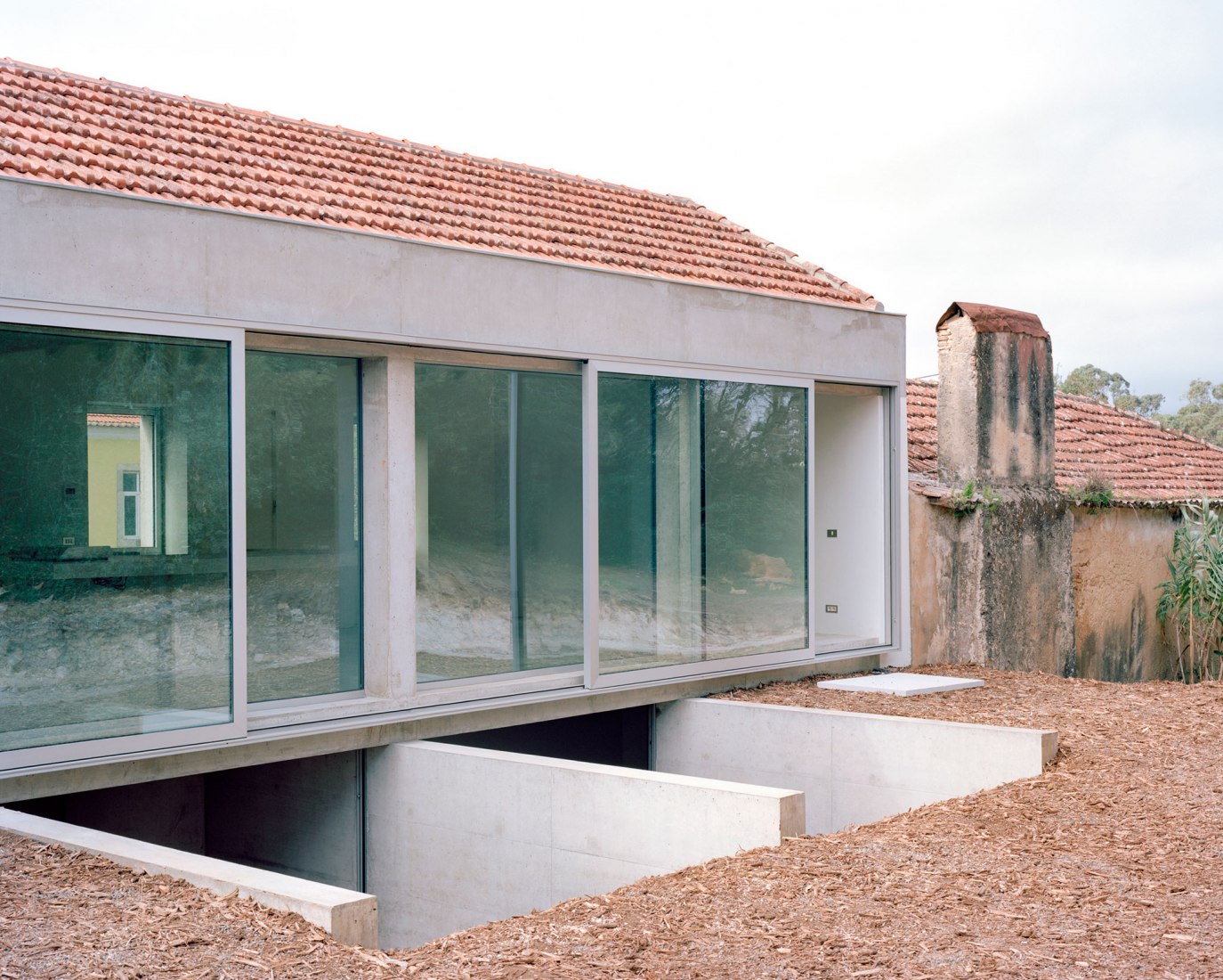 Bringing back to life an old business. Tenant House by Arquitectura-G. Photograph by Maxime Delvaux.