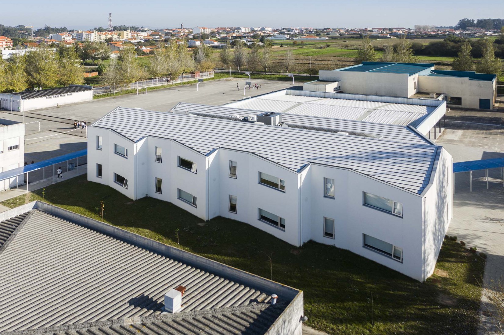 Escuela primaria São Bernardo en Aveiro por Arte Tectónica. Fotografía por Ivo Tavares Studio.