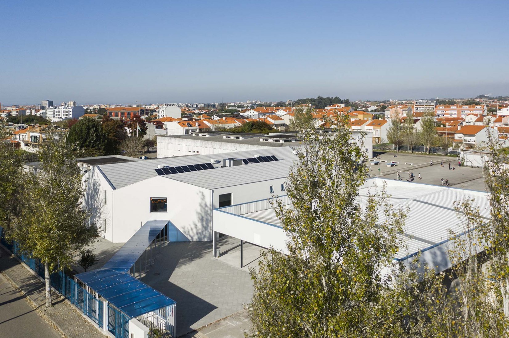 Escuela primaria São Bernardo en Aveiro por Arte Tectónica. Fotografía por Ivo Tavares Studio.
