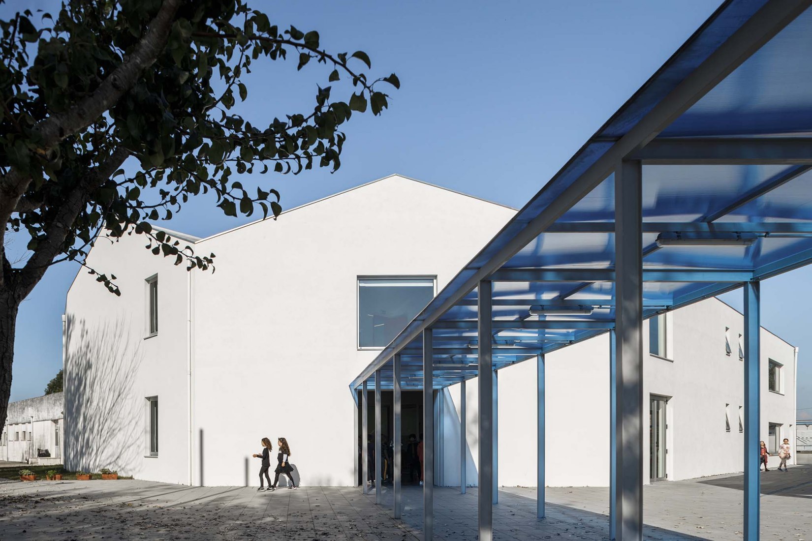 Escuela primaria São Bernardo en Aveiro por Arte Tectónica. Fotografía por Ivo Tavares Studio.