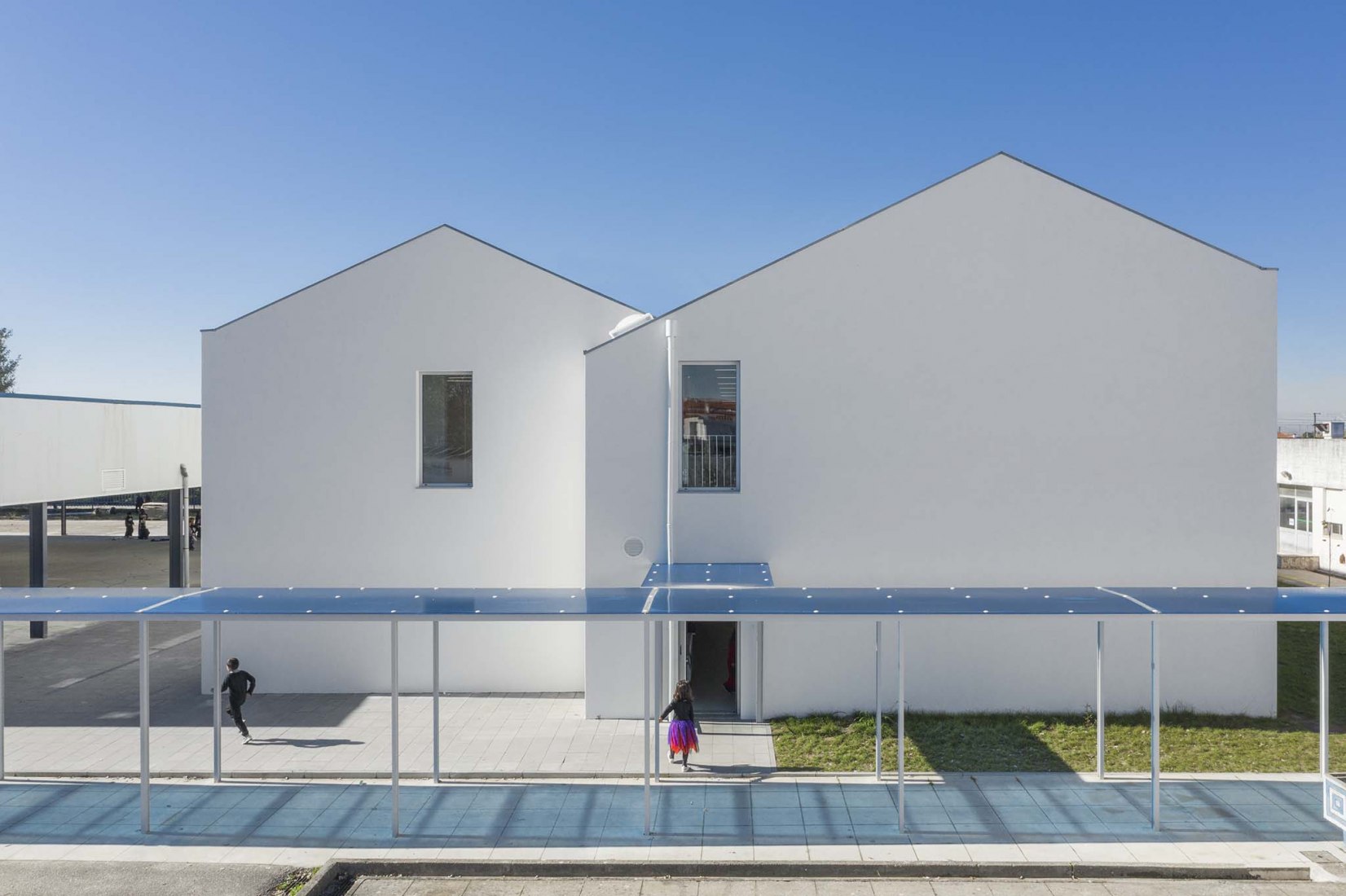 Escuela primaria São Bernardo en Aveiro por Arte Tectónica. Fotografía por Ivo Tavares Studio.