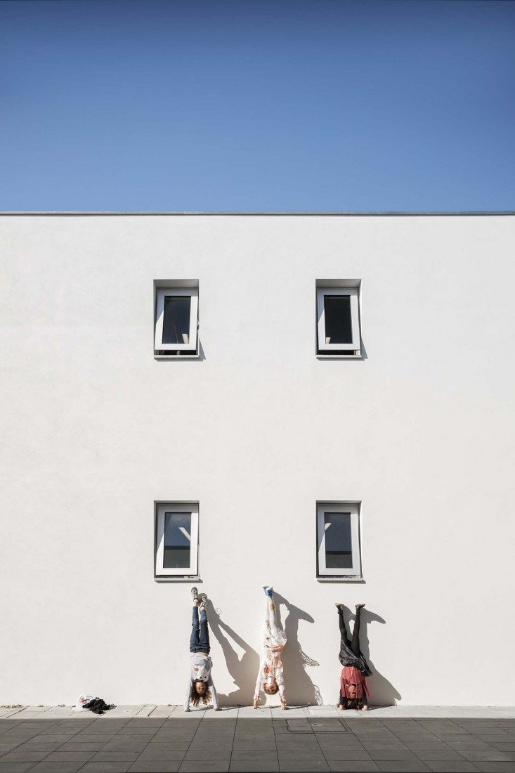 Escuela primaria São Bernardo en Aveiro por Arte Tectónica. Fotografía por Ivo Tavares Studio.