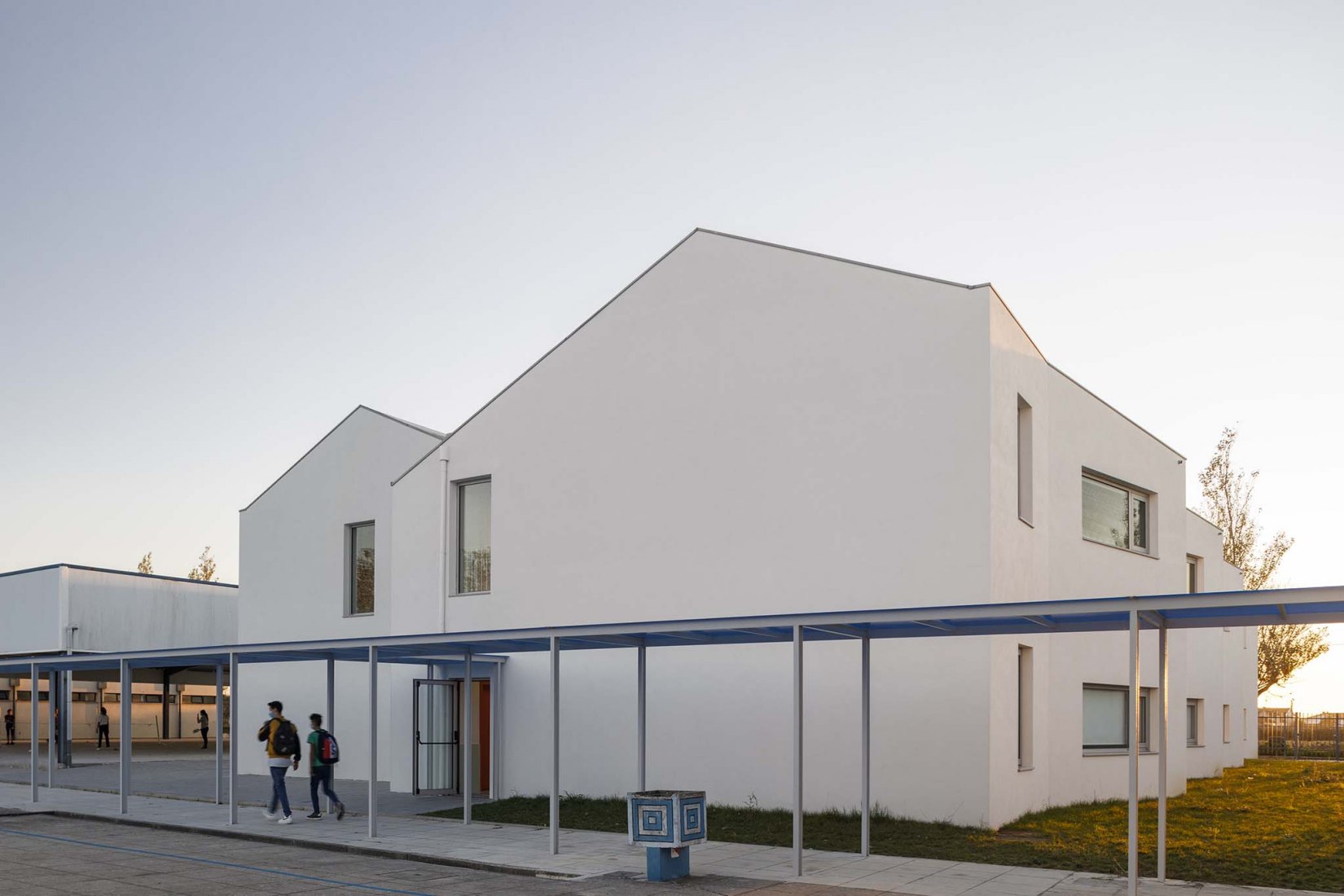 Escuela primaria São Bernardo en Aveiro por Arte Tectónica. Fotografía por Ivo Tavares Studio.