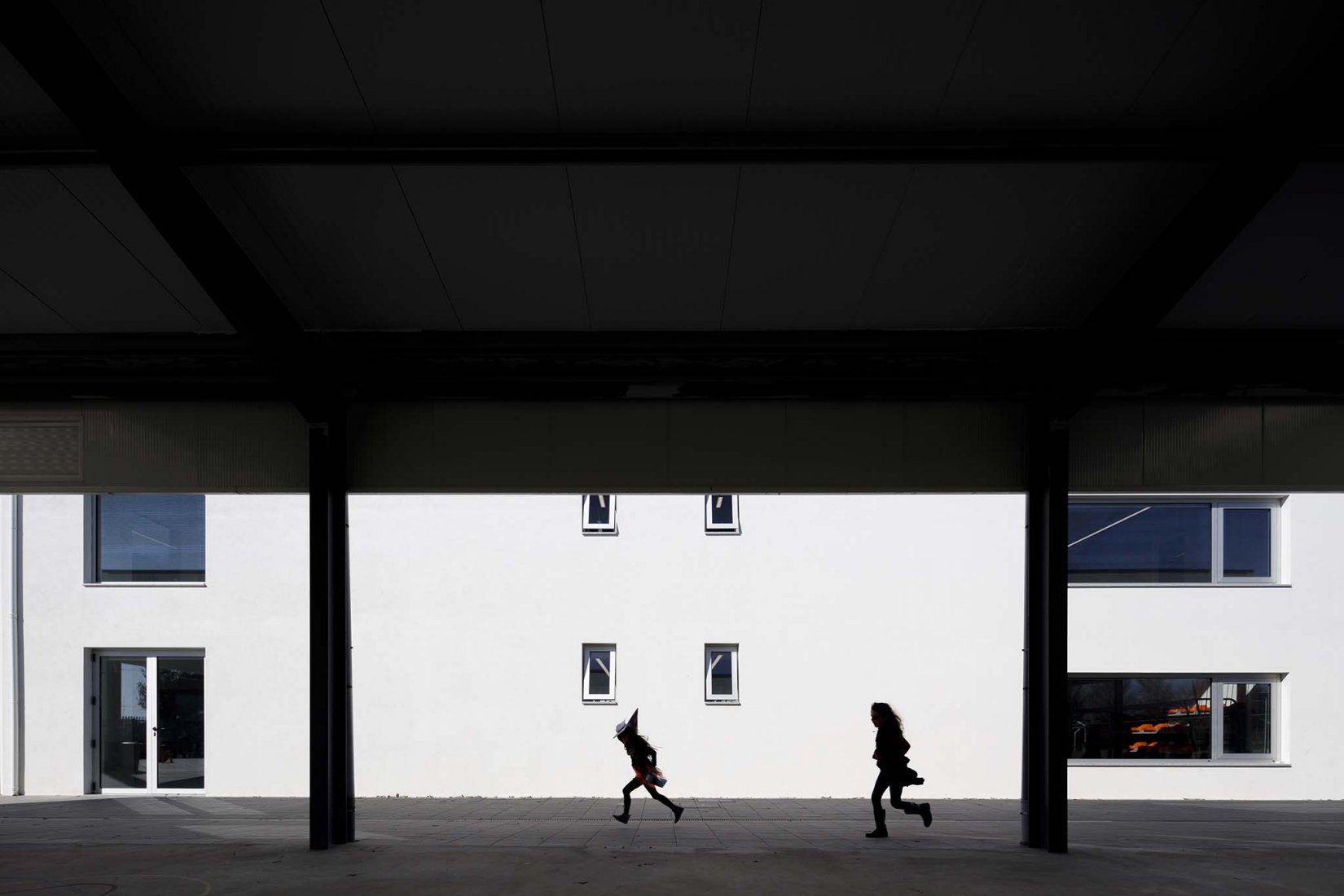 Escuela primaria São Bernardo en Aveiro por Arte Tectónica. Fotografía por Ivo Tavares Studio.