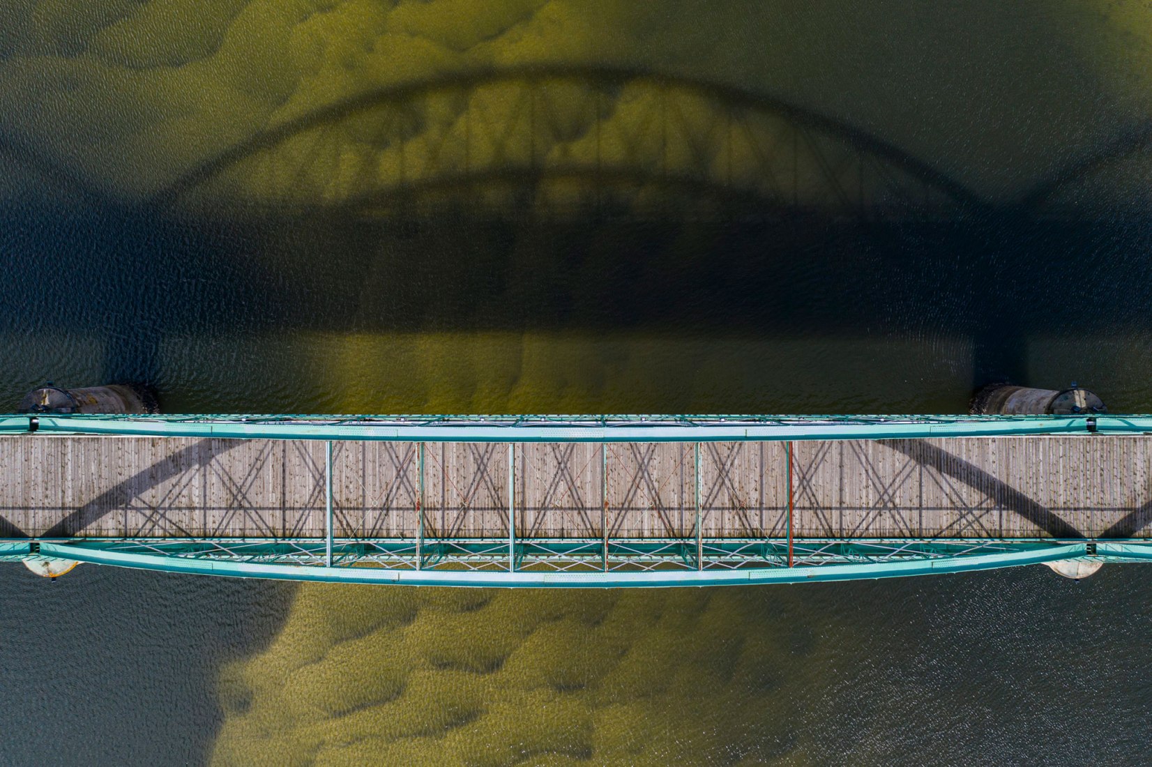 Cuando lo importante es la sombra. Fotógrafo: Roberto Bueno. Cámara utilizada: Hasselblad L1D-20C. Comentarios del fotógrafo: La sombra creada por una luz solar baja nos muestra la estructura real de este puente