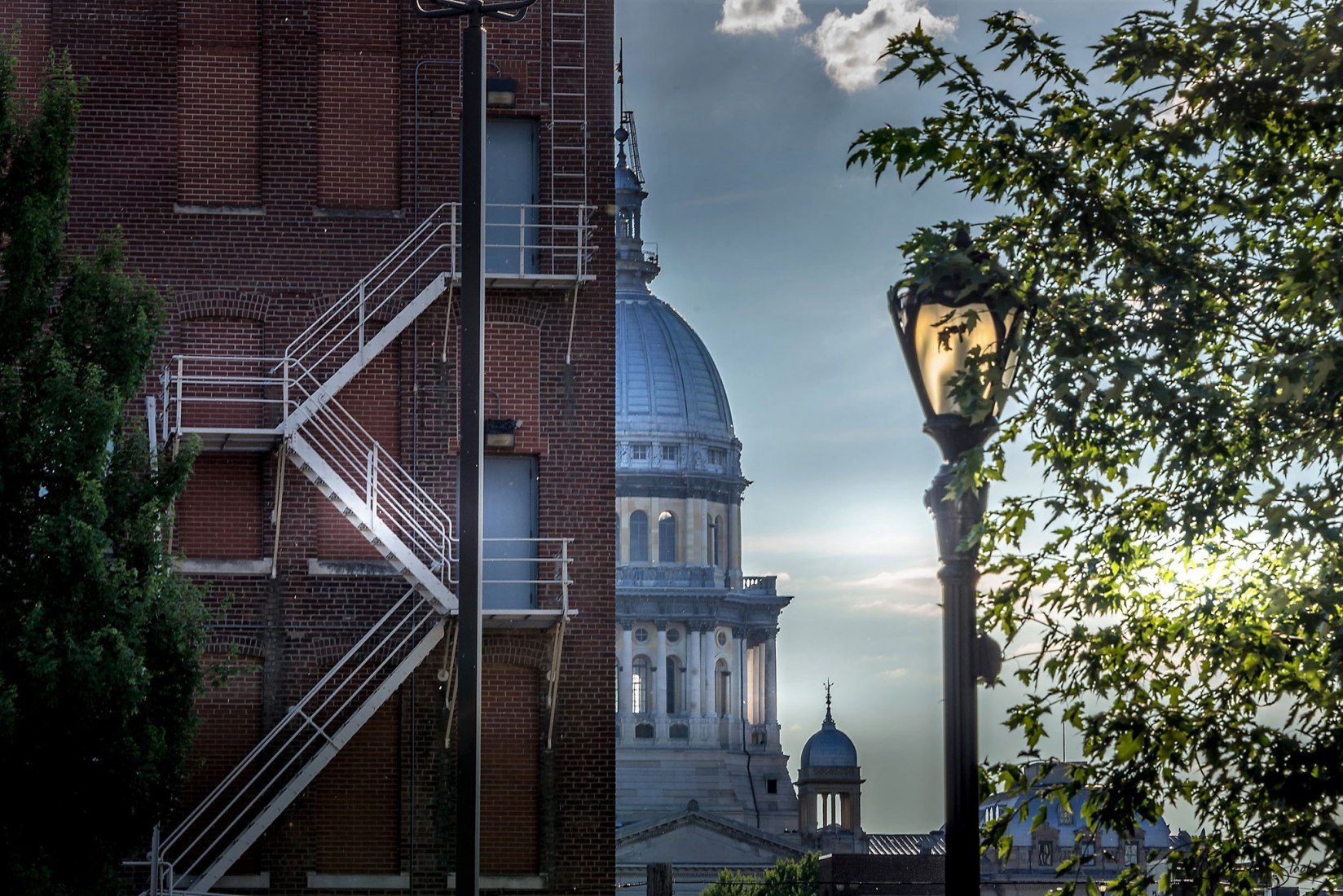  The Split.  Fotógrafo: Camellia Staab. Comentarios del fotógrafo: La vista del edificio del Capitolio visto a través de un callejón. La comparación de lo viejo y lo nuevo. 