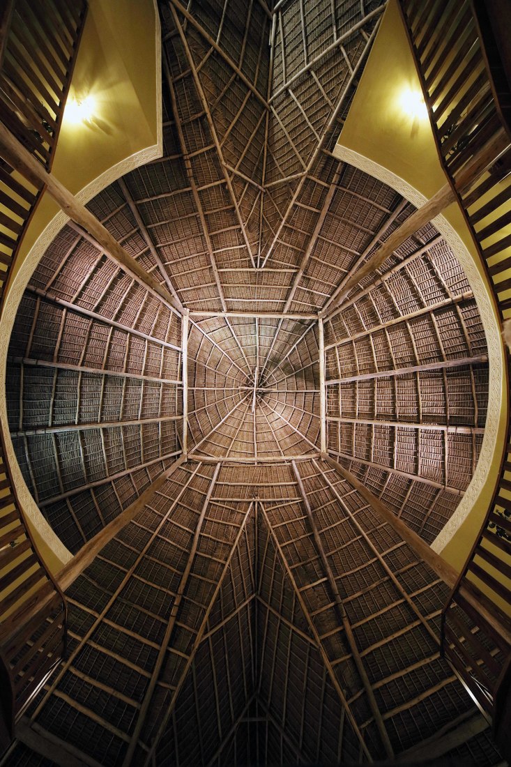 Techo. Fotógrafo: Andrzej Bochenski. Comentarios del fotógrafo: Un techo de madera tradicional se extiende sobre un gran espacio público. Zanzíbar, Tanzania 