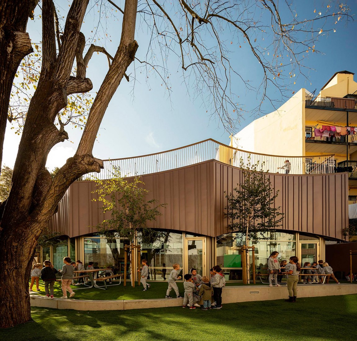Two opposite building typologies. Redbridge School in Lisbon by ARX