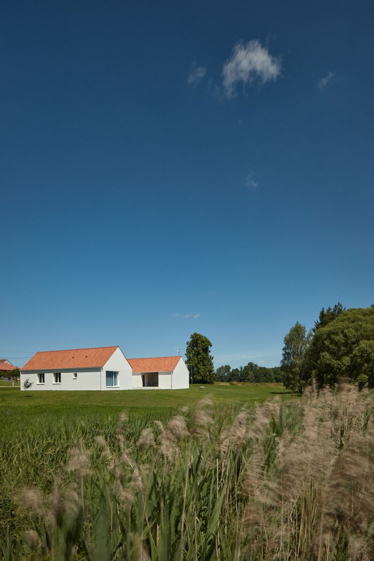 Casa familiar de Bohemia del sur por Atelier 111 Architekti. Fotografía por BoysPlayNice.
