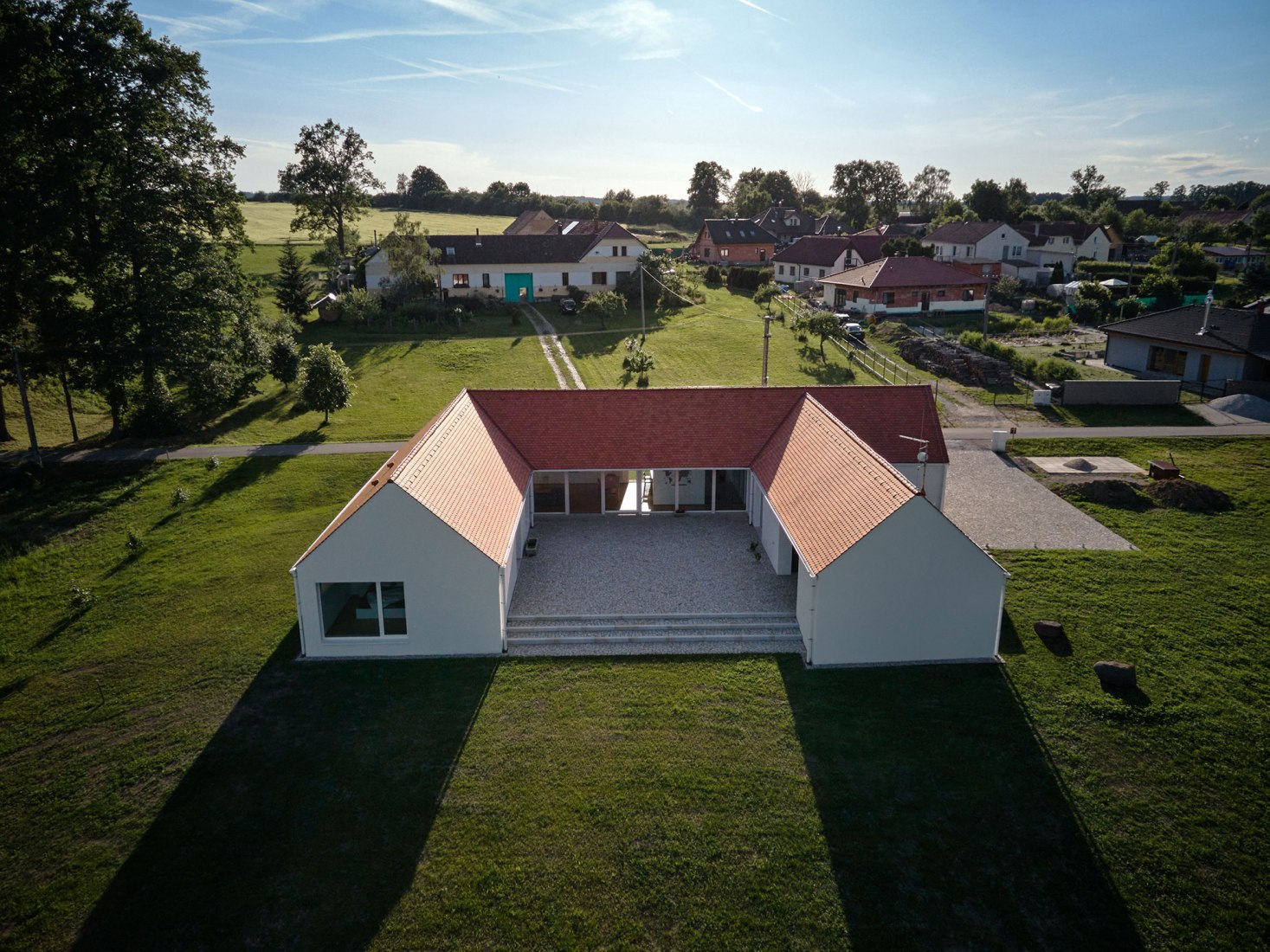 Casa familiar de Bohemia del sur por Atelier 111 Architekti. Fotografía por BoysPlayNice.