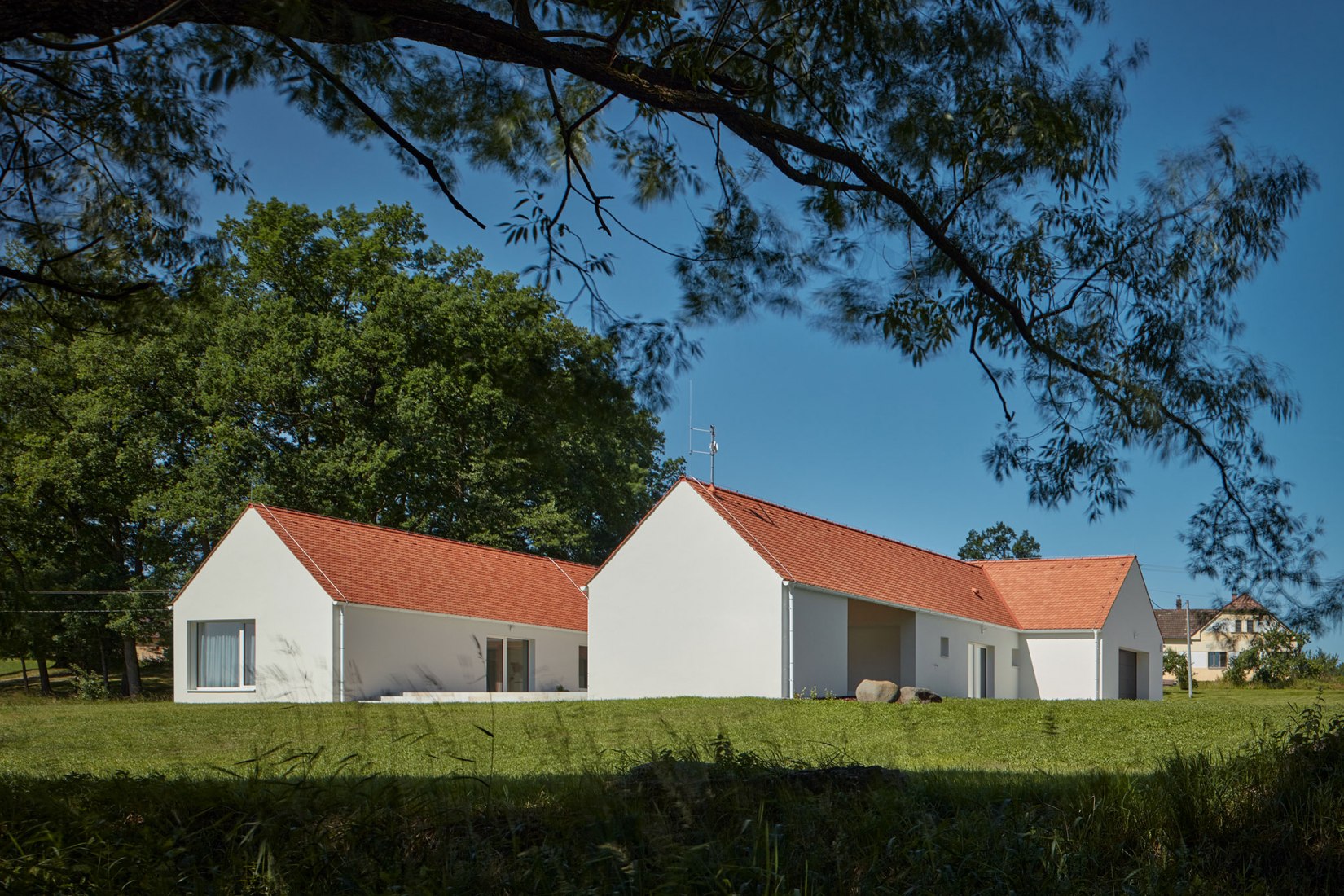 Casa familiar de Bohemia del sur por Atelier 111 Architekti. Fotografía por BoysPlayNice.
