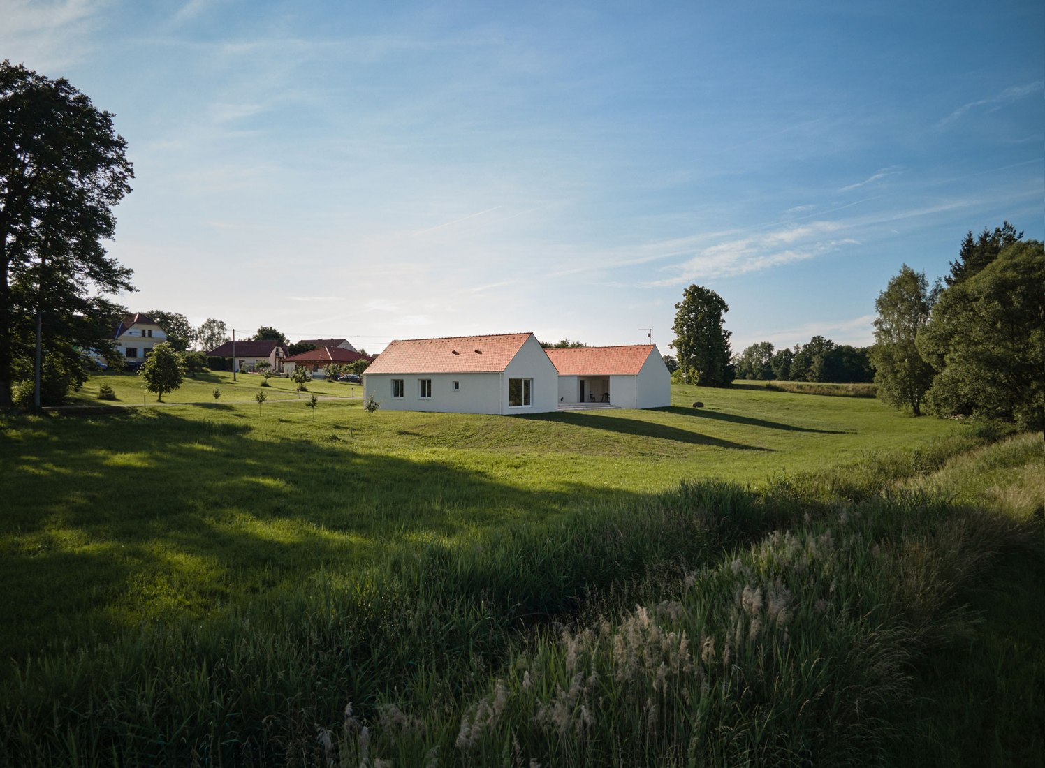 Casa familiar de Bohemia del sur por Atelier 111 Architekti. Fotografía por BoysPlayNice.