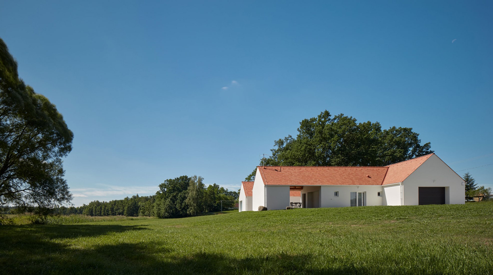 Casa familiar de Bohemia del sur por Atelier 111 Architekti. Fotografía por BoysPlayNice.