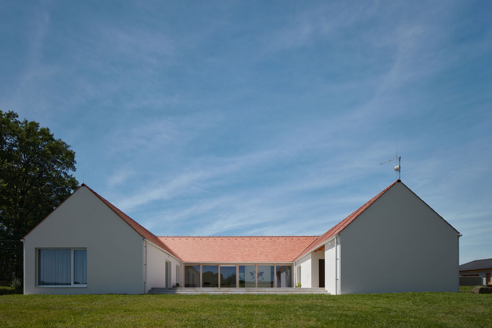 Casa familiar de Bohemia del sur por Atelier 111 Architekti. Fotografía por BoysPlayNice.